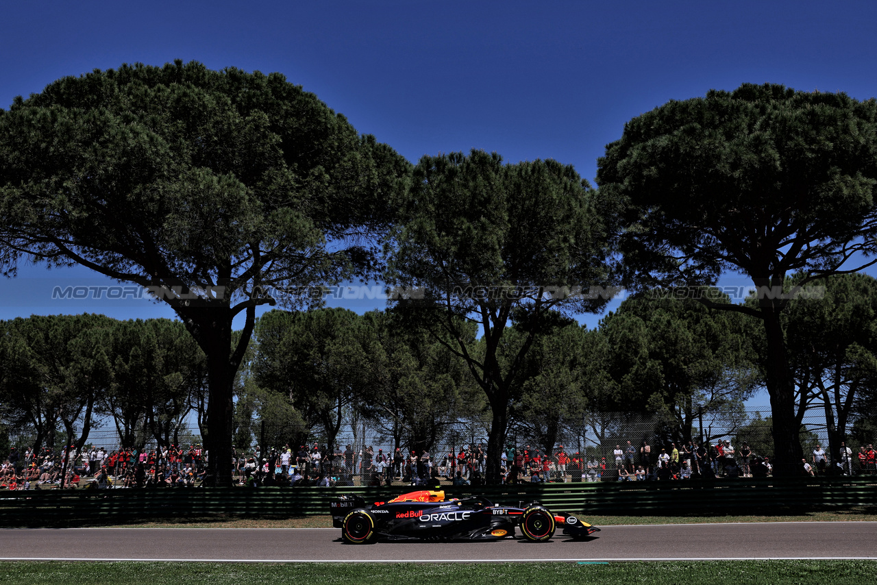 GP IMOLA, Sergio Perez (MEX) Red Bull Racing RB20.

18.05.2024. Formula 1 World Championship, Rd 7, Emilia Romagna Grand Prix, Imola, Italy, Qualifiche Day.

 - www.xpbimages.com, EMail: requests@xpbimages.com © Copyright: Staley / XPB Images