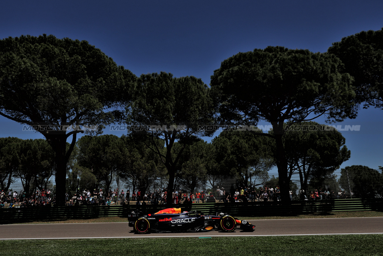 GP IMOLA, Max Verstappen (NLD) Red Bull Racing RB20.

18.05.2024. Formula 1 World Championship, Rd 7, Emilia Romagna Grand Prix, Imola, Italy, Qualifiche Day.

 - www.xpbimages.com, EMail: requests@xpbimages.com © Copyright: Staley / XPB Images