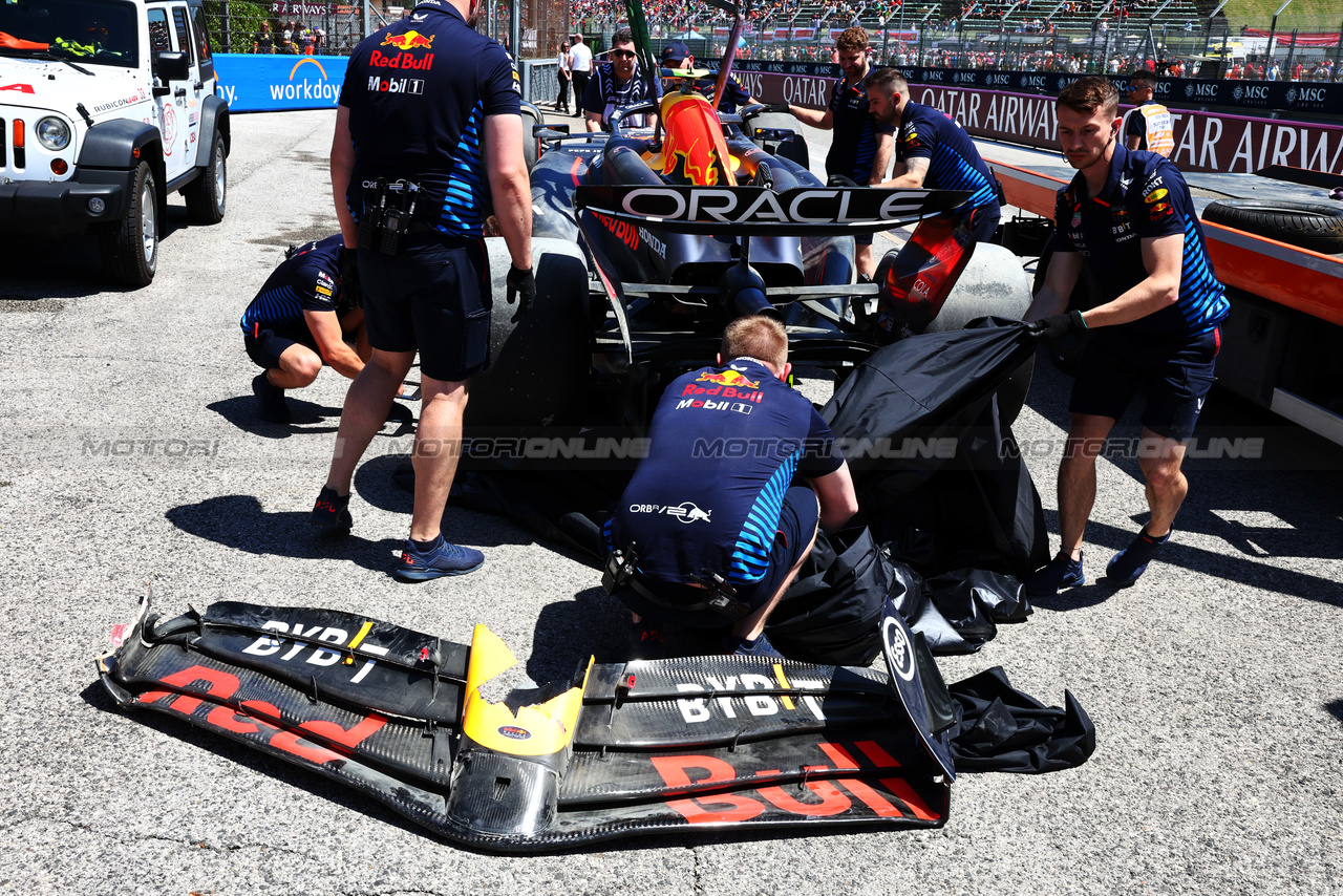 GP IMOLA, The Red Bull Racing RB20 of Sergio Perez (MEX) is recovered back to the pits after he crashed in the third practice session.

18.05.2024. Formula 1 World Championship, Rd 7, Emilia Romagna Grand Prix, Imola, Italy, Qualifiche Day.

- www.xpbimages.com, EMail: requests@xpbimages.com © Copyright: Batchelor / XPB Images