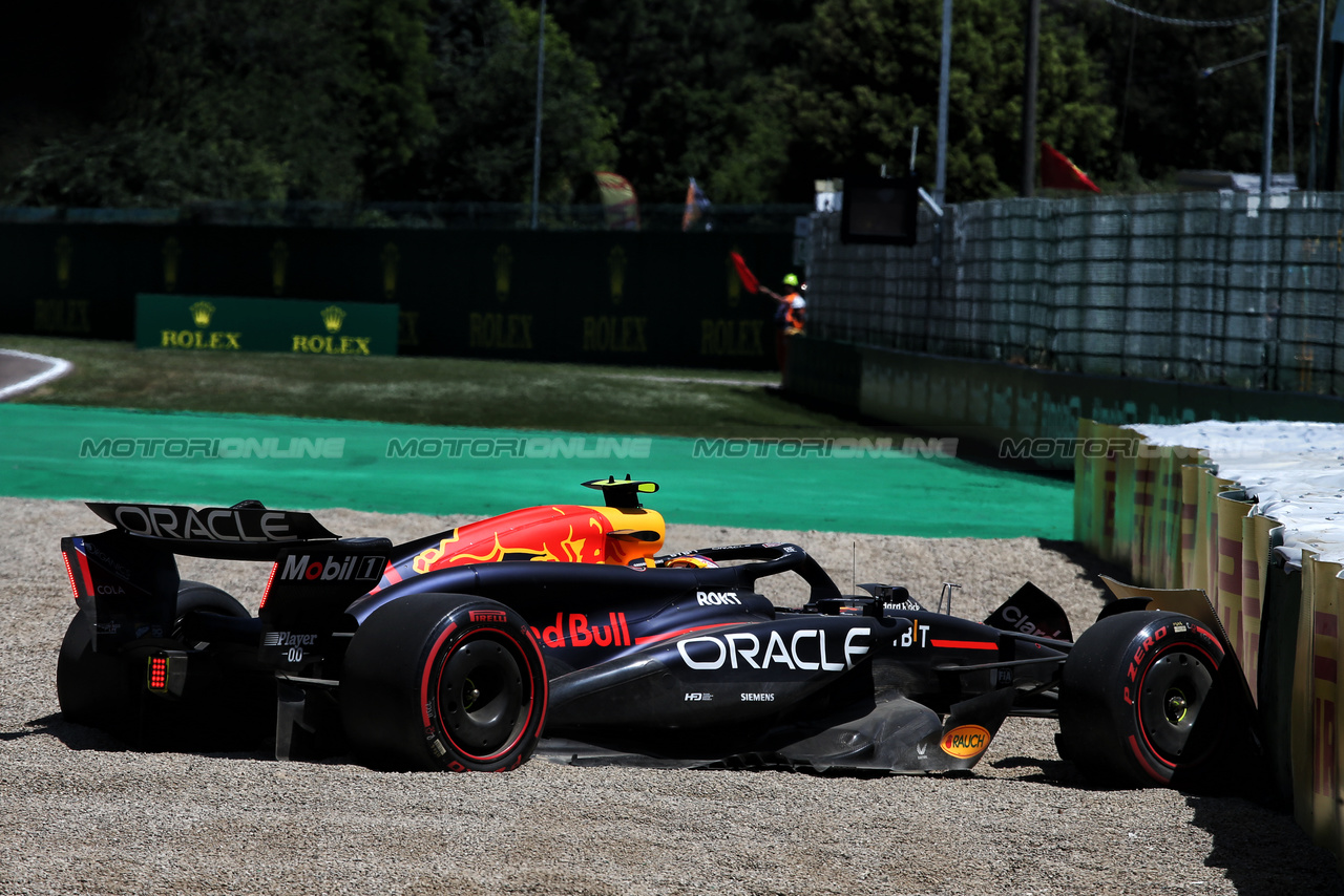 GP IMOLA, Sergio Perez (MEX) Red Bull Racing RB20 crashed in the third practice session.

18.05.2024. Formula 1 World Championship, Rd 7, Emilia Romagna Grand Prix, Imola, Italy, Qualifiche Day.

- www.xpbimages.com, EMail: requests@xpbimages.com © Copyright: XPB Images