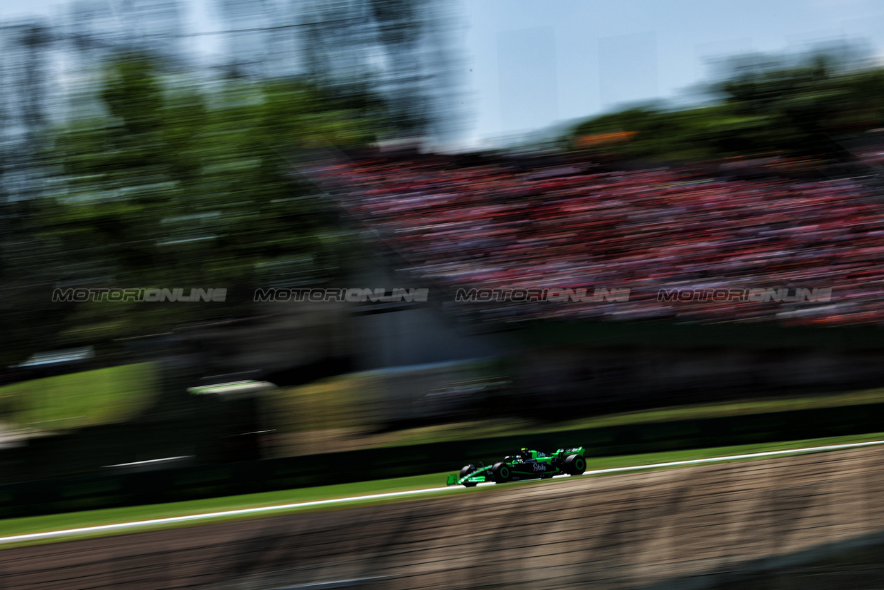 GP IMOLA, Zhou Guanyu (CHN) Sauber C44.

18.05.2024. Formula 1 World Championship, Rd 7, Emilia Romagna Grand Prix, Imola, Italy, Qualifiche Day.

 - www.xpbimages.com, EMail: requests@xpbimages.com © Copyright: Coates / XPB Images