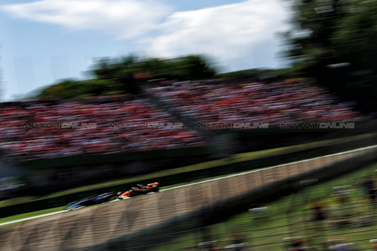 GP IMOLA, Lando Norris (GBR) McLaren MCL38.

18.05.2024. Formula 1 World Championship, Rd 7, Emilia Romagna Grand Prix, Imola, Italy, Qualifiche Day.

 - www.xpbimages.com, EMail: requests@xpbimages.com © Copyright: Coates / XPB Images