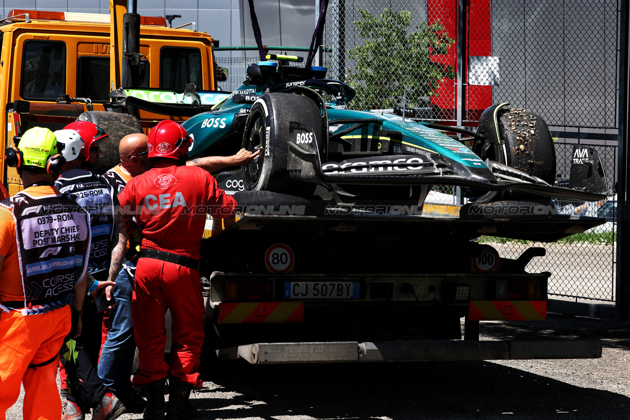 GP IMOLA, The Aston Martin F1 Team AMR24 of Fernando Alonso (ESP) is recovered back to the pits on the back of a truck after he crashed in the third practice session.

18.05.2024. Formula 1 World Championship, Rd 7, Emilia Romagna Grand Prix, Imola, Italy, Qualifiche Day.

 - www.xpbimages.com, EMail: requests@xpbimages.com © Copyright: Coates / XPB Images