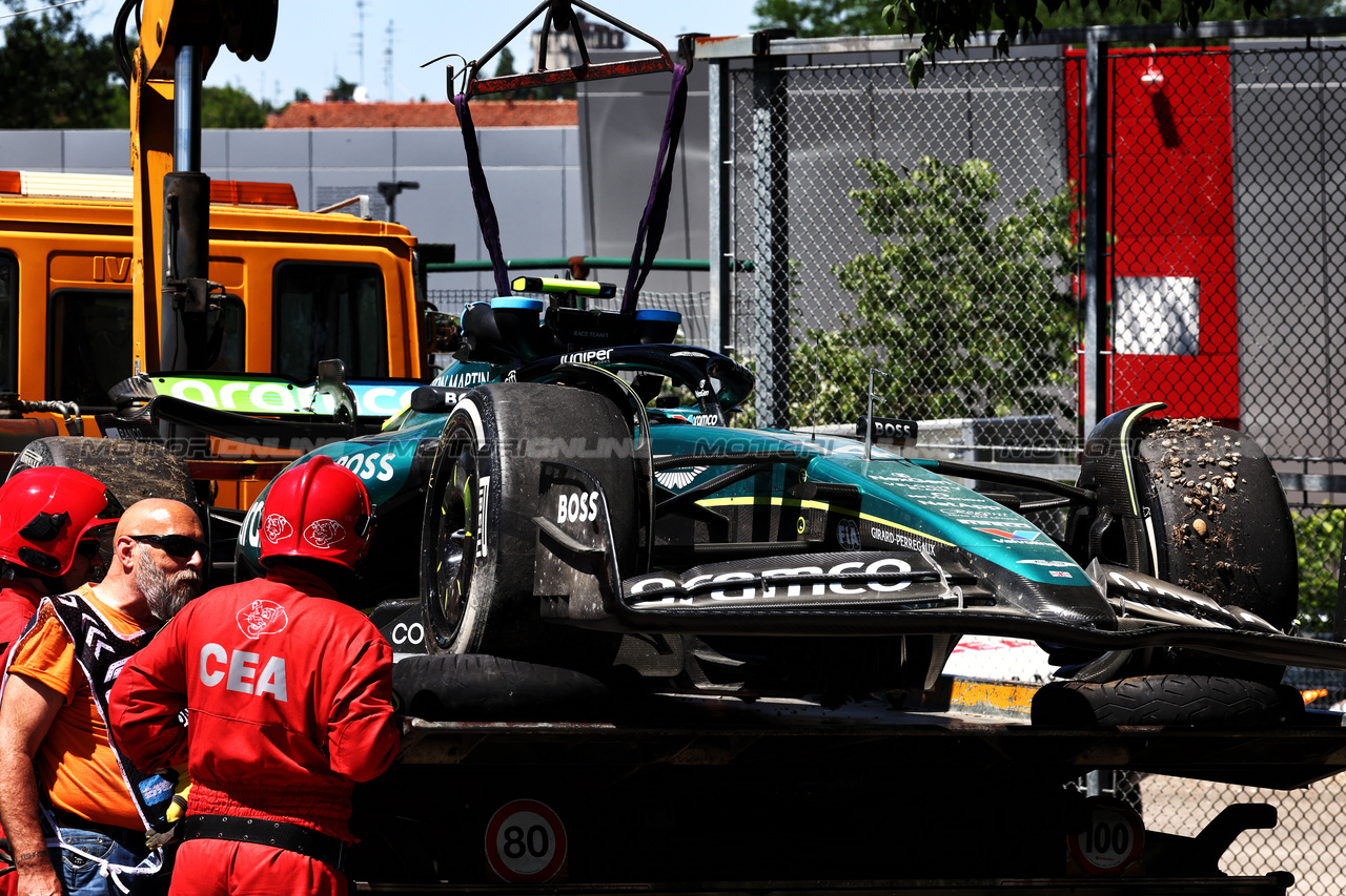 GP IMOLA, The Aston Martin F1 Team AMR24 of Fernando Alonso (ESP) is recovered back to the pits on the back of a truck after he crashed in the third practice session.

18.05.2024. Formula 1 World Championship, Rd 7, Emilia Romagna Grand Prix, Imola, Italy, Qualifiche Day.

 - www.xpbimages.com, EMail: requests@xpbimages.com © Copyright: Coates / XPB Images