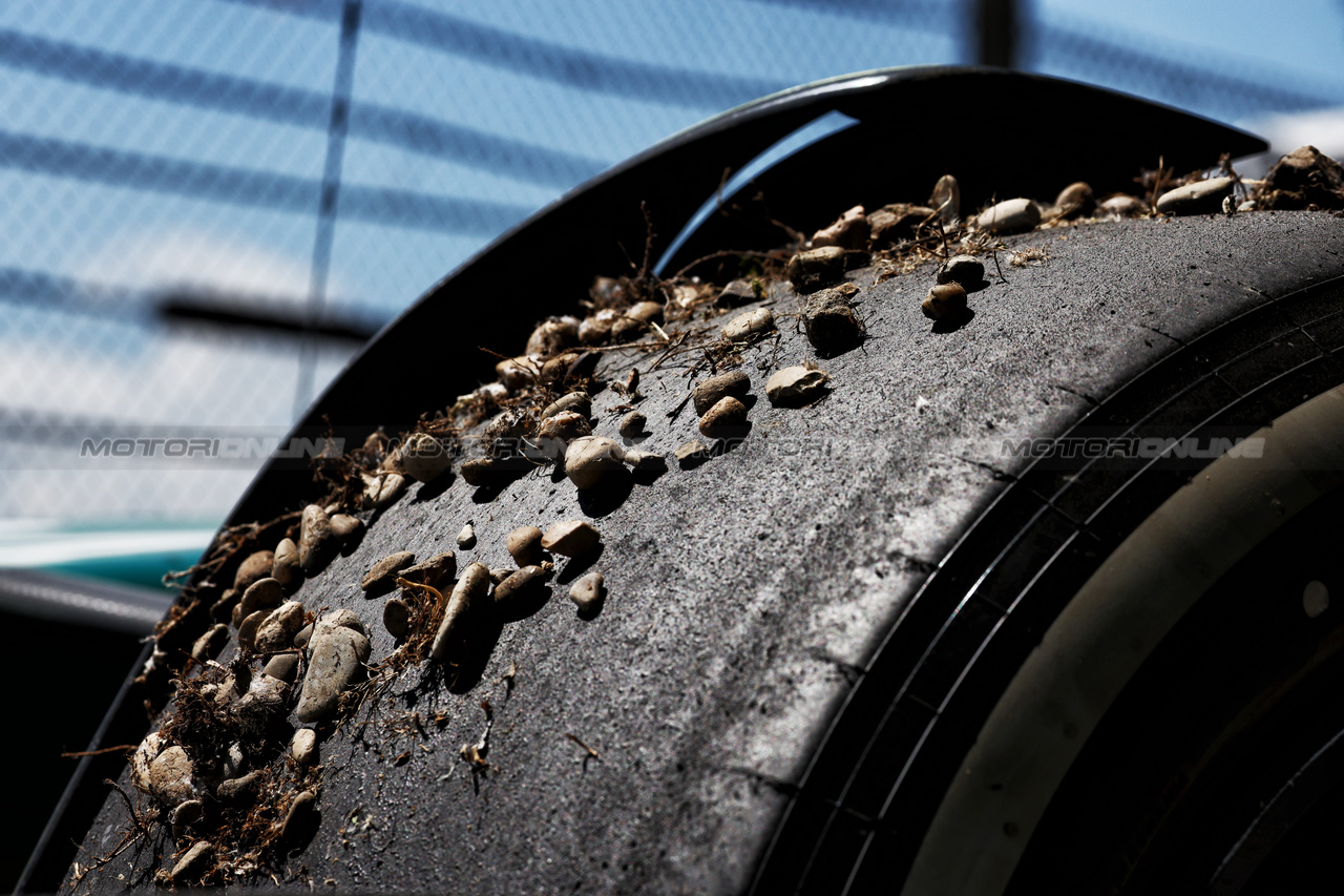 GP IMOLA, Gravel pick up on the tyres of Fernando Alonso (ESP) Aston Martin F1 Team AMR24 after he crashed in the third practice session.

18.05.2024. Formula 1 World Championship, Rd 7, Emilia Romagna Grand Prix, Imola, Italy, Qualifiche Day.

 - www.xpbimages.com, EMail: requests@xpbimages.com © Copyright: Coates / XPB Images