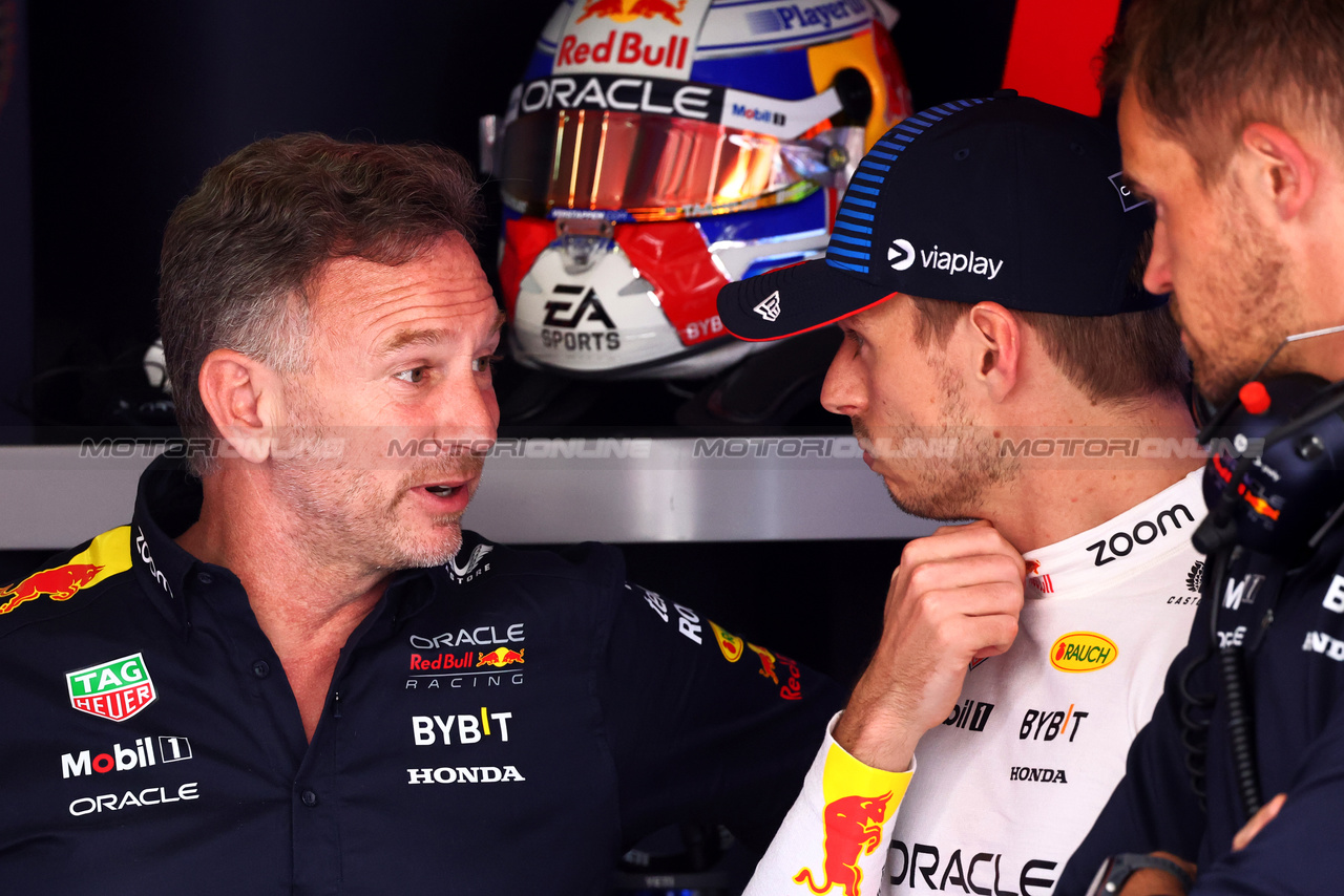 GP IMOLA, (L to R): Christian Horner (GBR) Red Bull Racing Team Principal with Max Verstappen (NLD) Red Bull Racing.

18.05.2024. Formula 1 World Championship, Rd 7, Emilia Romagna Grand Prix, Imola, Italy, Qualifiche Day.

- www.xpbimages.com, EMail: requests@xpbimages.com © Copyright: Batchelor / XPB Images