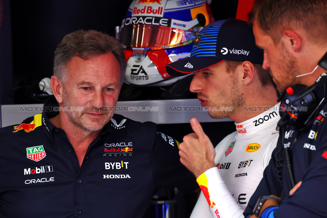 GP IMOLA, (L to R): Christian Horner (GBR) Red Bull Racing Team Principal with Max Verstappen (NLD) Red Bull Racing.

18.05.2024. Formula 1 World Championship, Rd 7, Emilia Romagna Grand Prix, Imola, Italy, Qualifiche Day.

- www.xpbimages.com, EMail: requests@xpbimages.com © Copyright: Batchelor / XPB Images