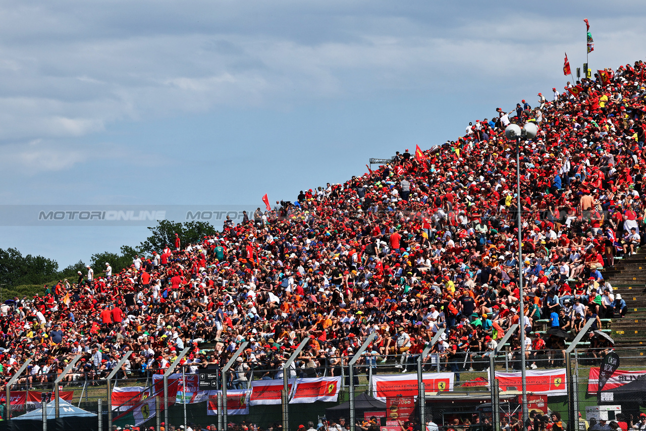 GP IMOLA, Circuit Atmosfera - fans in the grandstand.

18.05.2024. Formula 1 World Championship, Rd 7, Emilia Romagna Grand Prix, Imola, Italy, Qualifiche Day.

- www.xpbimages.com, EMail: requests@xpbimages.com © Copyright: Batchelor / XPB Images