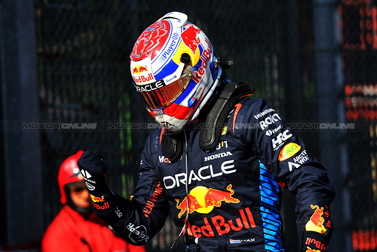 GP IMOLA, Max Verstappen (NLD) Red Bull Racing celebrates his pole position in qualifying parc ferme.

18.05.2024. Formula 1 World Championship, Rd 7, Emilia Romagna Grand Prix, Imola, Italy, Qualifiche Day.

- www.xpbimages.com, EMail: requests@xpbimages.com © Copyright: Batchelor / XPB Images