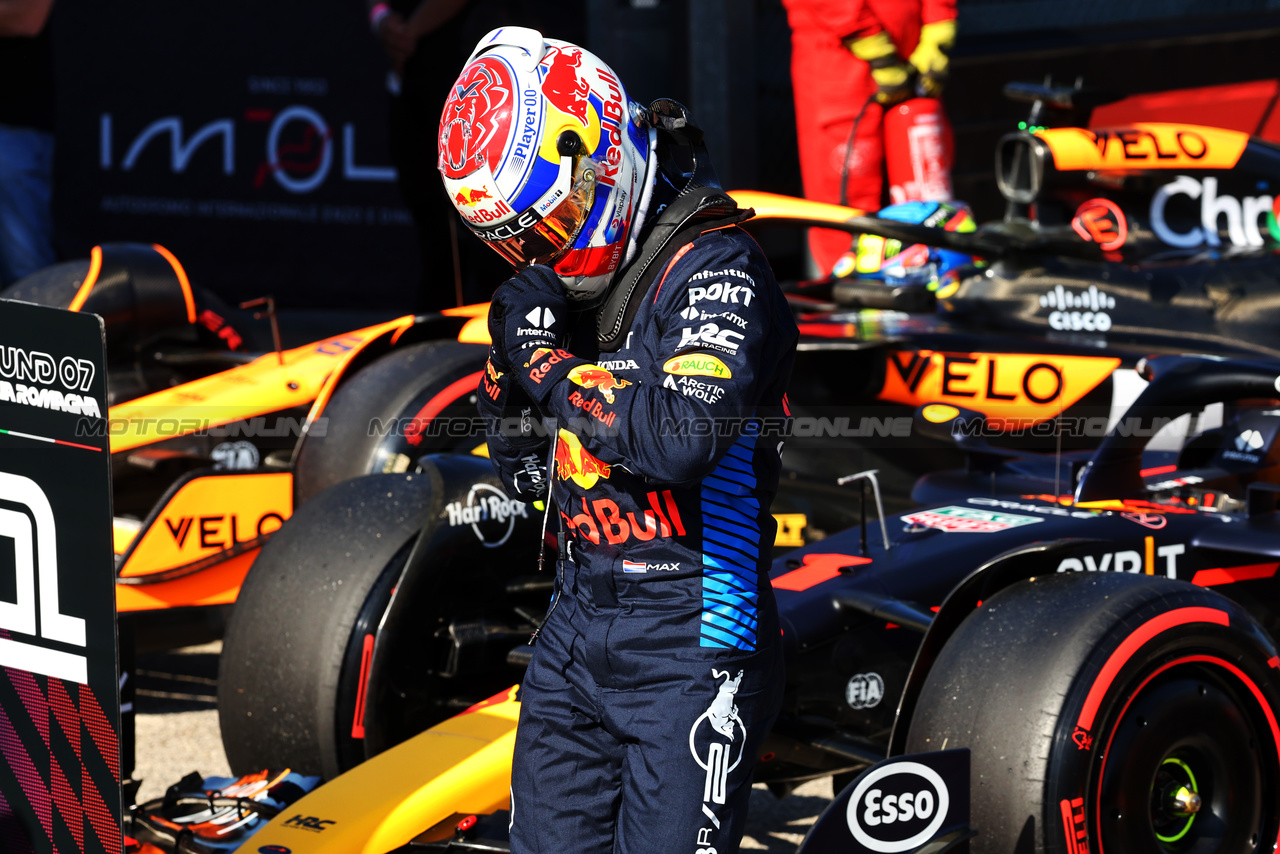 GP IMOLA, Max Verstappen (NLD) Red Bull Racing celebrates his pole position in qualifying parc ferme.

18.05.2024. Formula 1 World Championship, Rd 7, Emilia Romagna Grand Prix, Imola, Italy, Qualifiche Day.

- www.xpbimages.com, EMail: requests@xpbimages.com © Copyright: Batchelor / XPB Images