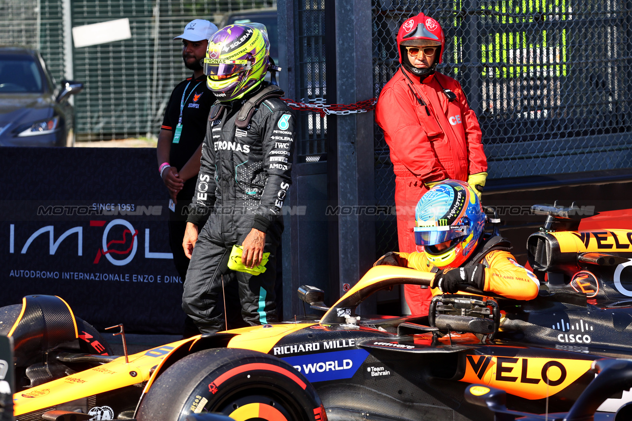 GP IMOLA, Lewis Hamilton (GBR) Mercedes AMG F1 e Oscar Piastri (AUS) McLaren MCL38 in qualifying parc ferme.

18.05.2024. Formula 1 World Championship, Rd 7, Emilia Romagna Grand Prix, Imola, Italy, Qualifiche Day.

- www.xpbimages.com, EMail: requests@xpbimages.com © Copyright: Batchelor / XPB Images