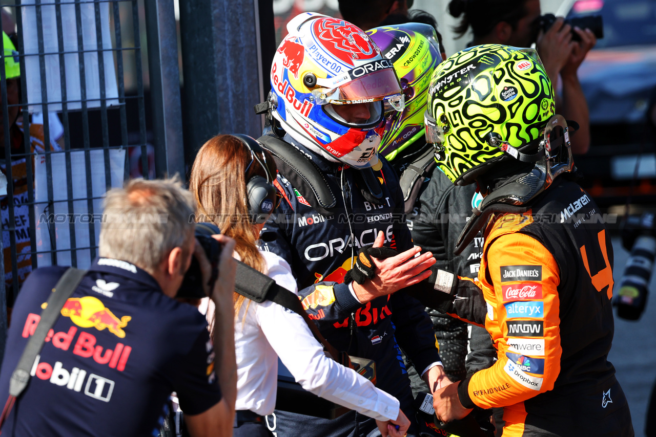 GP IMOLA, (L to R): Max Verstappen (NLD) Red Bull Racing celebrates his pole position with third placed Lando Norris (GBR) McLaren in qualifying parc ferme.

18.05.2024. Formula 1 World Championship, Rd 7, Emilia Romagna Grand Prix, Imola, Italy, Qualifiche Day.

- www.xpbimages.com, EMail: requests@xpbimages.com © Copyright: Batchelor / XPB Images