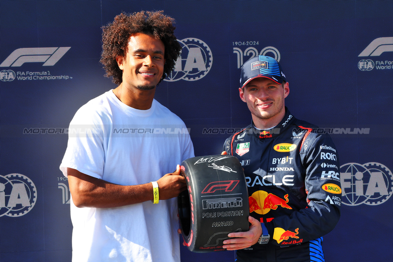 GP IMOLA, Max Verstappen (NLD) Red Bull Racing receives the Pirelli Pole Position Award from Joshua Zirkzee (NLD) Bologna Football Player in qualifying parc ferme.

18.05.2024. Formula 1 World Championship, Rd 7, Emilia Romagna Grand Prix, Imola, Italy, Qualifiche Day.

- www.xpbimages.com, EMail: requests@xpbimages.com © Copyright: Batchelor / XPB Images