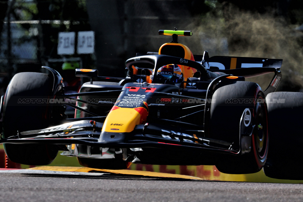 GP IMOLA, Sergio Perez (MEX) Red Bull Racing RB20.

18.05.2024. Formula 1 World Championship, Rd 7, Emilia Romagna Grand Prix, Imola, Italy, Qualifiche Day.

- www.xpbimages.com, EMail: requests@xpbimages.com © Copyright: Charniaux / XPB Images