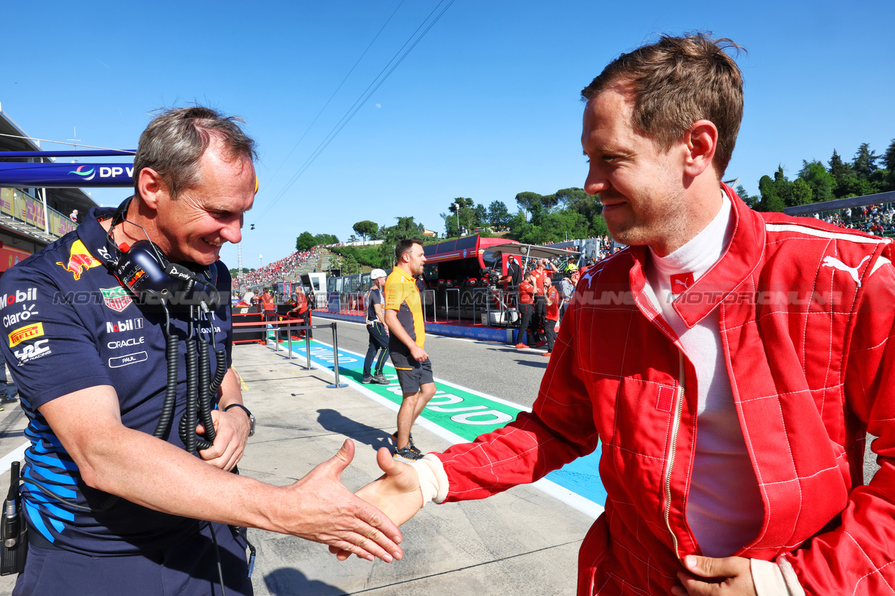 GP IMOLA, (L to R): Paul Monaghan (GBR) Red Bull Racing Chief Engineer with Sebastian Vettel (GER).

18.05.2024. Formula 1 World Championship, Rd 7, Emilia Romagna Grand Prix, Imola, Italy, Qualifiche Day.

- www.xpbimages.com, EMail: requests@xpbimages.com © Copyright: Batchelor / XPB Images
