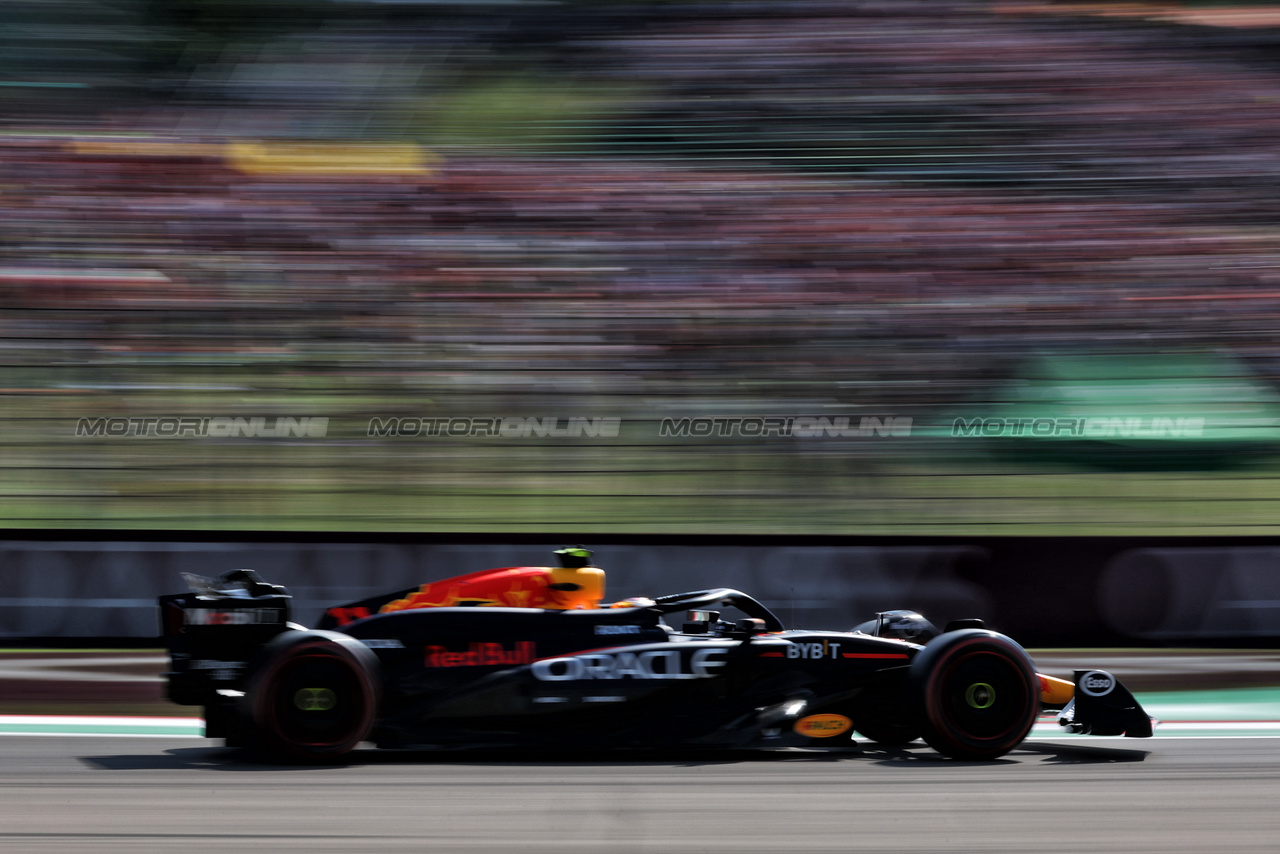 GP IMOLA, Sergio Perez (MEX) Red Bull Racing RB20.

18.05.2024. Formula 1 World Championship, Rd 7, Emilia Romagna Grand Prix, Imola, Italy, Qualifiche Day.

 - www.xpbimages.com, EMail: requests@xpbimages.com © Copyright: Staley / XPB Images