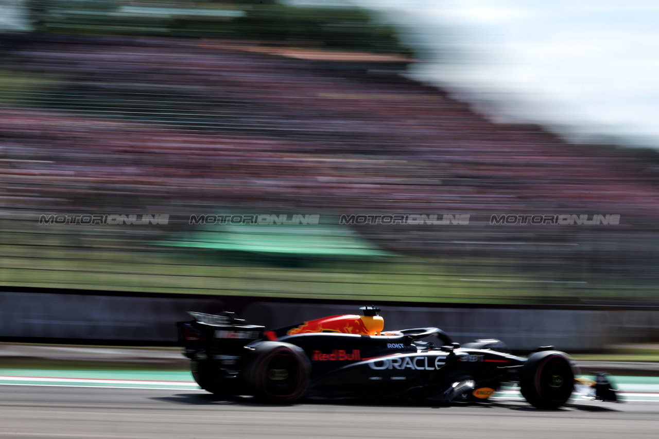 GP IMOLA, Max Verstappen (NLD) Red Bull Racing RB20.

18.05.2024. Formula 1 World Championship, Rd 7, Emilia Romagna Grand Prix, Imola, Italy, Qualifiche Day.

 - www.xpbimages.com, EMail: requests@xpbimages.com © Copyright: Staley / XPB Images