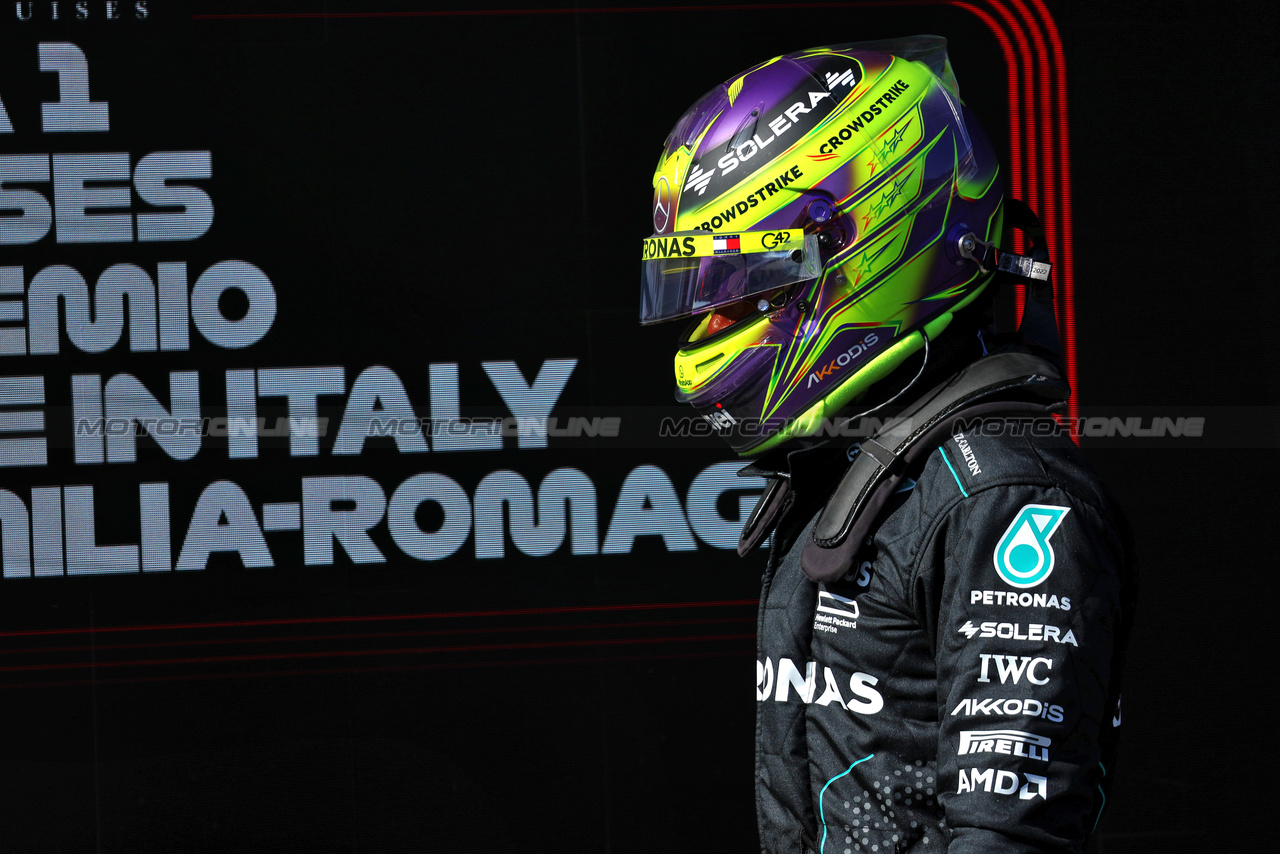 GP IMOLA, Lewis Hamilton (GBR) Mercedes AMG F1 in qualifying parc ferme.

18.05.2024. Formula 1 World Championship, Rd 7, Emilia Romagna Grand Prix, Imola, Italy, Qualifiche Day.

 - www.xpbimages.com, EMail: requests@xpbimages.com © Copyright: Staley / XPB Images