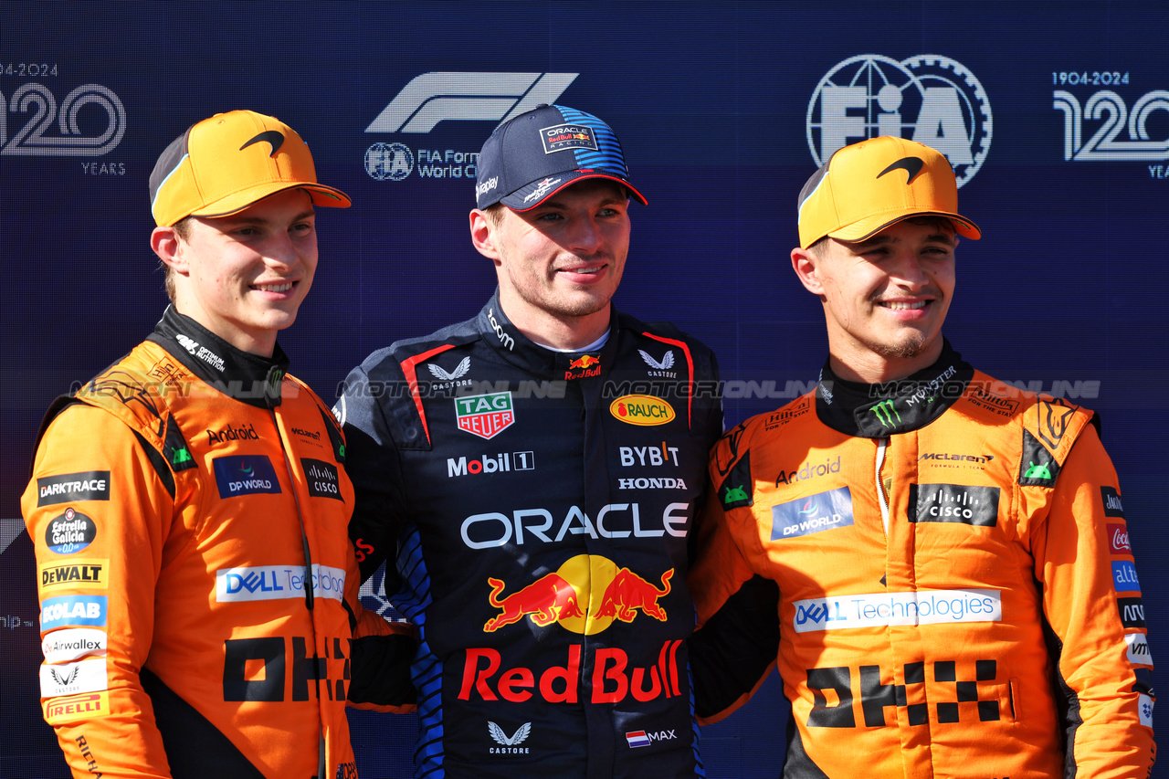 GP IMOLA, Qualifiche top three in parc ferme (L to R): Oscar Piastri (AUS) McLaren, second; Max Verstappen (NLD) Red Bull Racing, pole position; Lando Norris (GBR) McLaren, third.

18.05.2024. Formula 1 World Championship, Rd 7, Emilia Romagna Grand Prix, Imola, Italy, Qualifiche Day.

 - www.xpbimages.com, EMail: requests@xpbimages.com © Copyright: Staley / XPB Images