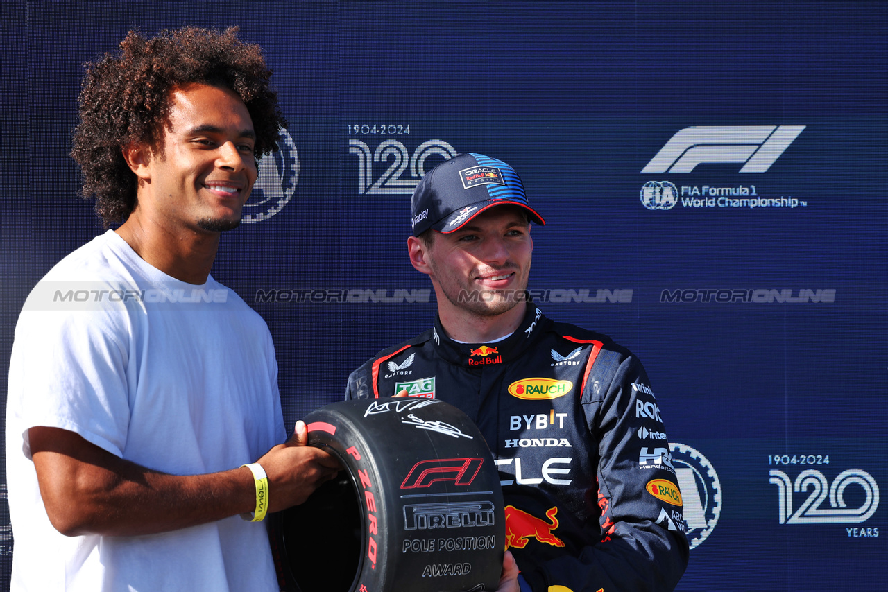 GP IMOLA, Max Verstappen (NLD) Red Bull Racing receives the Pirelli Pole Position Award from Joshua Zirkzee (NLD) Bologna Football Player in qualifying parc ferme. 

18.05.2024. Formula 1 World Championship, Rd 7, Emilia Romagna Grand Prix, Imola, Italy, Qualifiche Day.

 - www.xpbimages.com, EMail: requests@xpbimages.com © Copyright: Staley / XPB Images