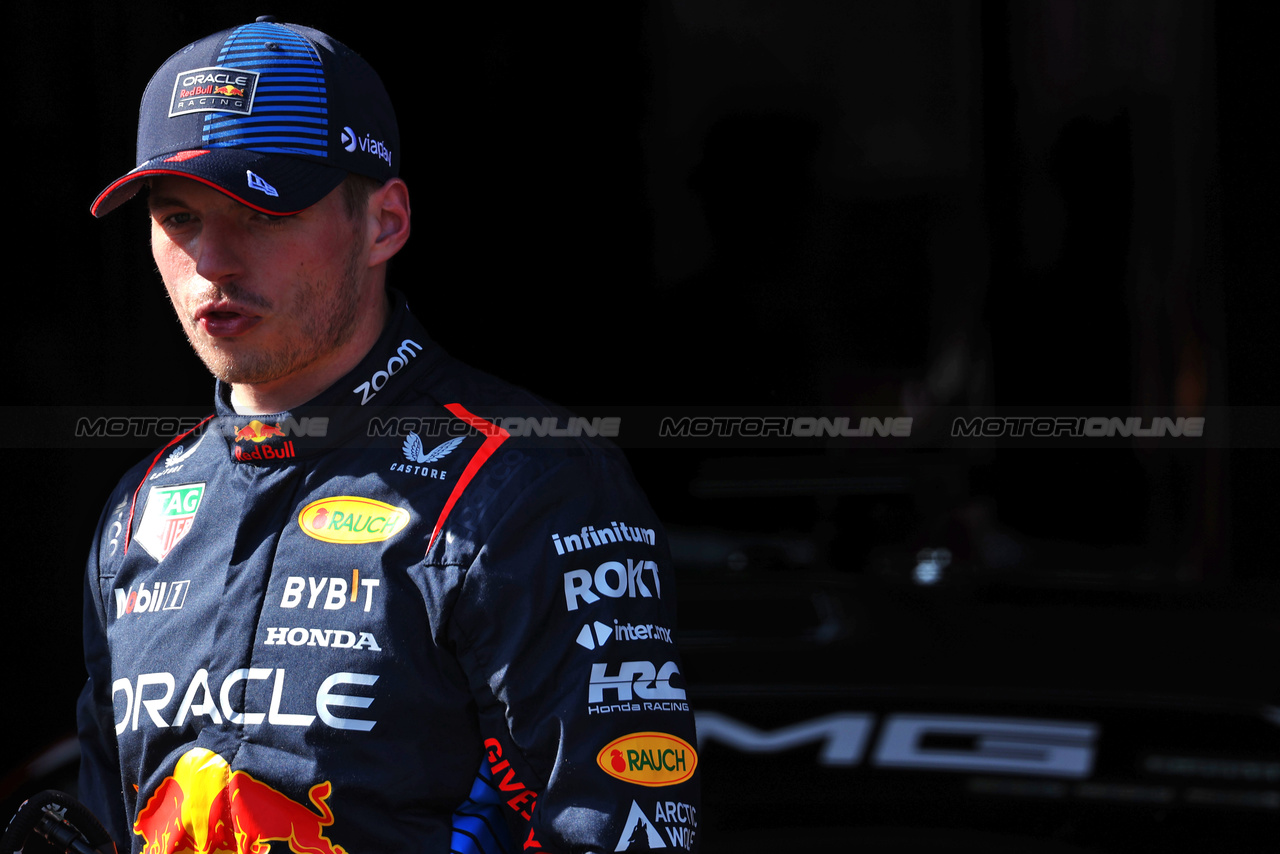 GP IMOLA, Pole sitter Max Verstappen (NLD) Red Bull Racing in qualifying parc ferme.

18.05.2024. Formula 1 World Championship, Rd 7, Emilia Romagna Grand Prix, Imola, Italy, Qualifiche Day.

 - www.xpbimages.com, EMail: requests@xpbimages.com © Copyright: Staley / XPB Images