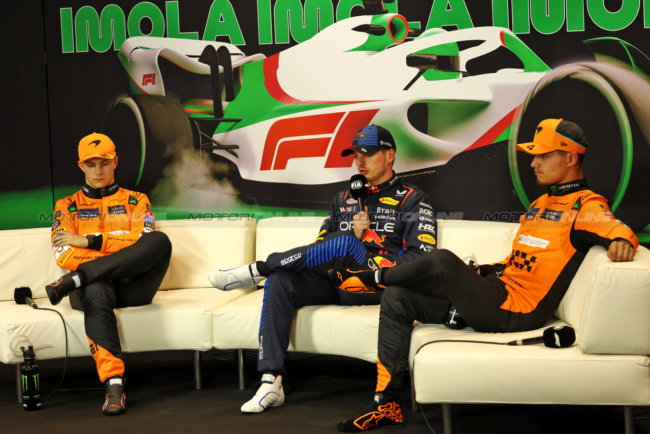 GP IMOLA, (L to R): Oscar Piastri (AUS) McLaren; Max Verstappen (NLD) Red Bull Racing; e Lando Norris (GBR) McLaren, in the post qualifying FIA Press Conference.

18.05.2024. Formula 1 World Championship, Rd 7, Emilia Romagna Grand Prix, Imola, Italy, Qualifiche Day.

 - www.xpbimages.com, EMail: requests@xpbimages.com © Copyright: Staley / XPB Images