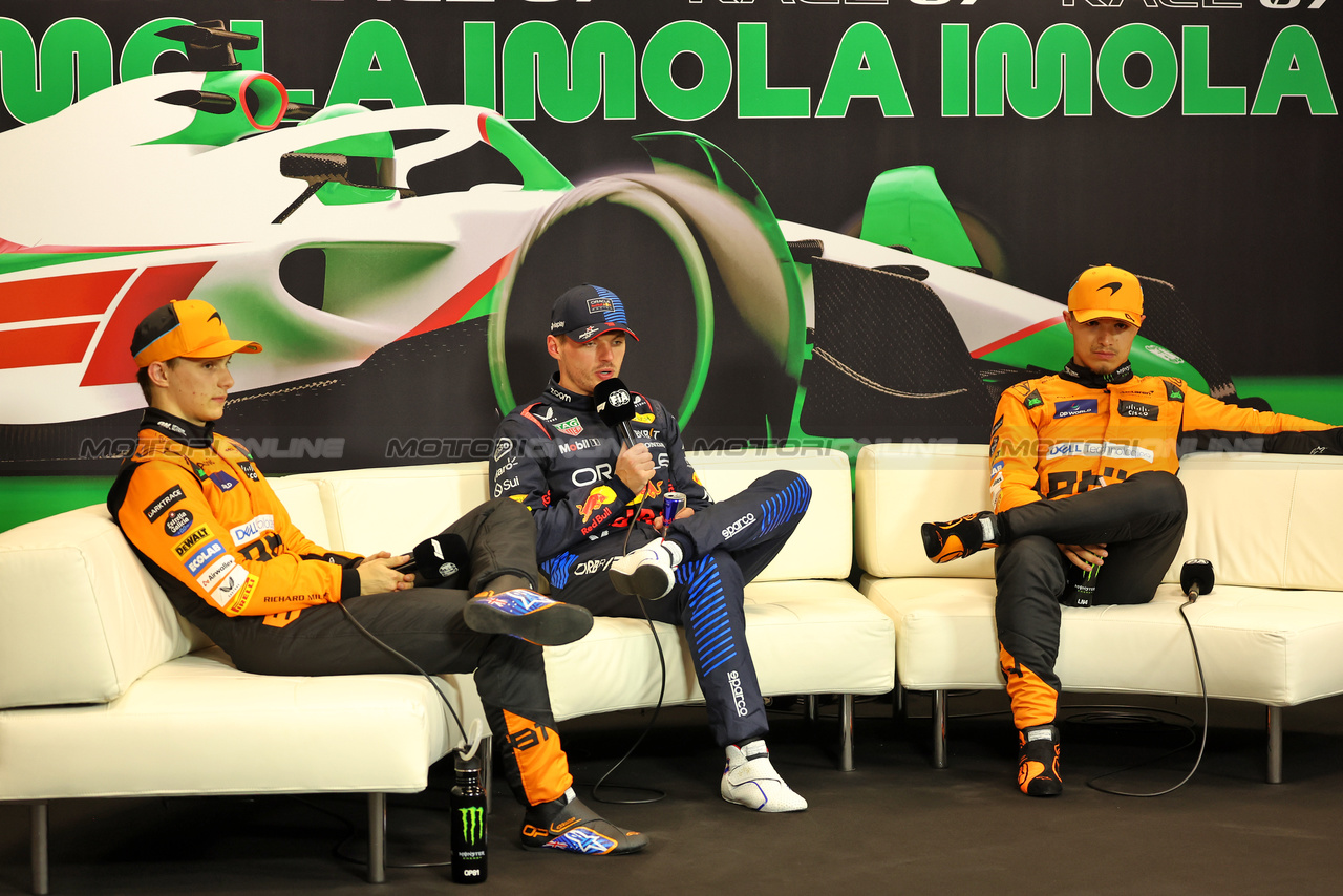 GP IMOLA, (L to R): Oscar Piastri (AUS) McLaren; Max Verstappen (NLD) Red Bull Racing; e Lando Norris (GBR) McLaren, in the post qualifying FIA Press Conference.

18.05.2024. Formula 1 World Championship, Rd 7, Emilia Romagna Grand Prix, Imola, Italy, Qualifiche Day.

 - www.xpbimages.com, EMail: requests@xpbimages.com © Copyright: Staley / XPB Images