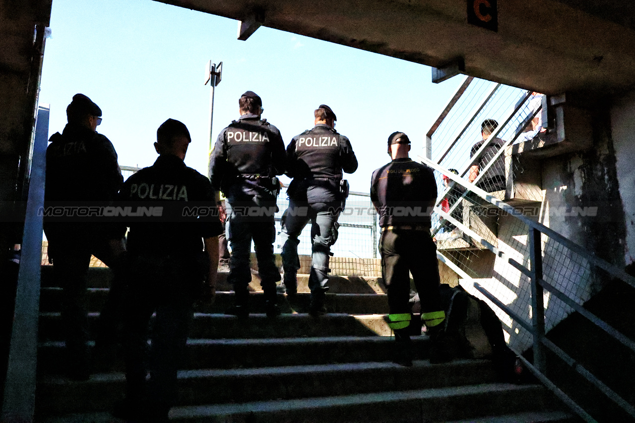 GP IMOLA, Circuit Atmosfera - Police in the grandstands.

18.05.2024. Formula 1 World Championship, Rd 7, Emilia Romagna Grand Prix, Imola, Italy, Qualifiche Day.

 - www.xpbimages.com, EMail: requests@xpbimages.com © Copyright: Coates / XPB Images