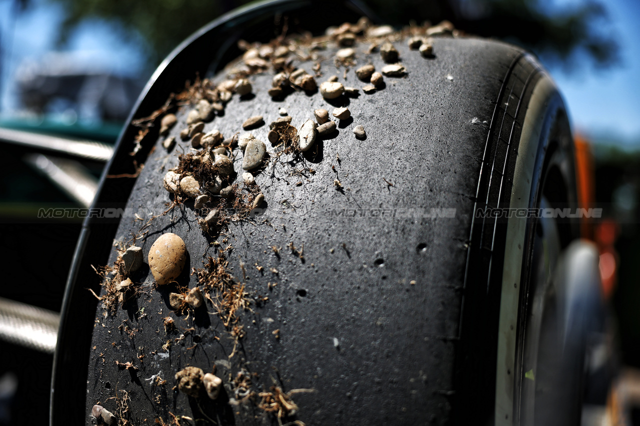 GP IMOLA, Gravel pick up on the tyres of Fernando Alonso (ESP) Aston Martin F1 Team AMR24 after he crashed in the third practice session.

18.05.2024. Formula 1 World Championship, Rd 7, Emilia Romagna Grand Prix, Imola, Italy, Qualifiche Day.

 - www.xpbimages.com, EMail: requests@xpbimages.com © Copyright: Coates / XPB Images