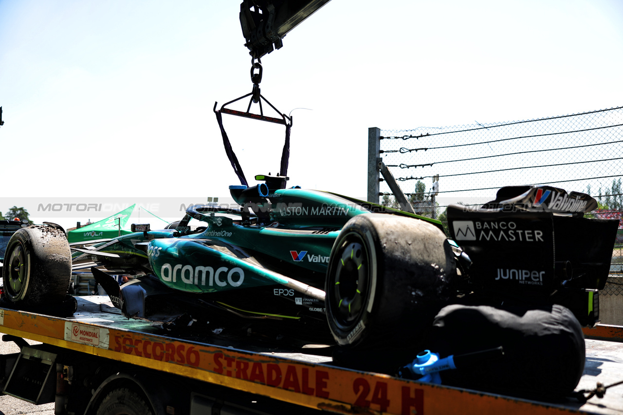 GP IMOLA, The Aston Martin F1 Team AMR24 of Fernando Alonso (ESP) is recovered back to the pits on the back of a truck after he crashed in the third practice session.

18.05.2024. Formula 1 World Championship, Rd 7, Emilia Romagna Grand Prix, Imola, Italy, Qualifiche Day.

 - www.xpbimages.com, EMail: requests@xpbimages.com © Copyright: Coates / XPB Images