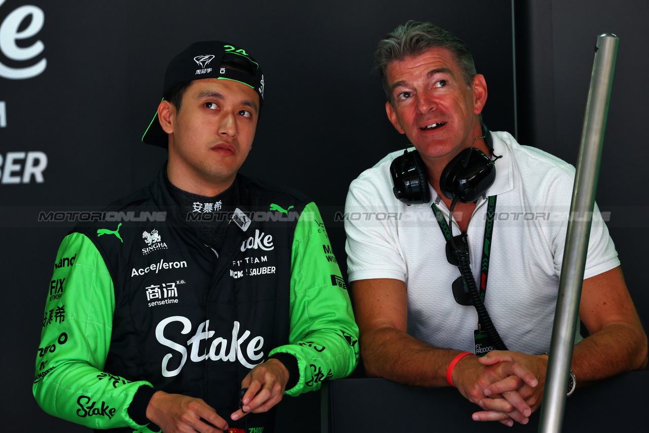 GP IMOLA, (L to R): Zhou Guanyu (CHN) Sauber with Graeme Lowdon (GBR).

18.05.2024. Formula 1 World Championship, Rd 7, Emilia Romagna Grand Prix, Imola, Italy, Qualifiche Day.

 - www.xpbimages.com, EMail: requests@xpbimages.com © Copyright: Coates / XPB Images