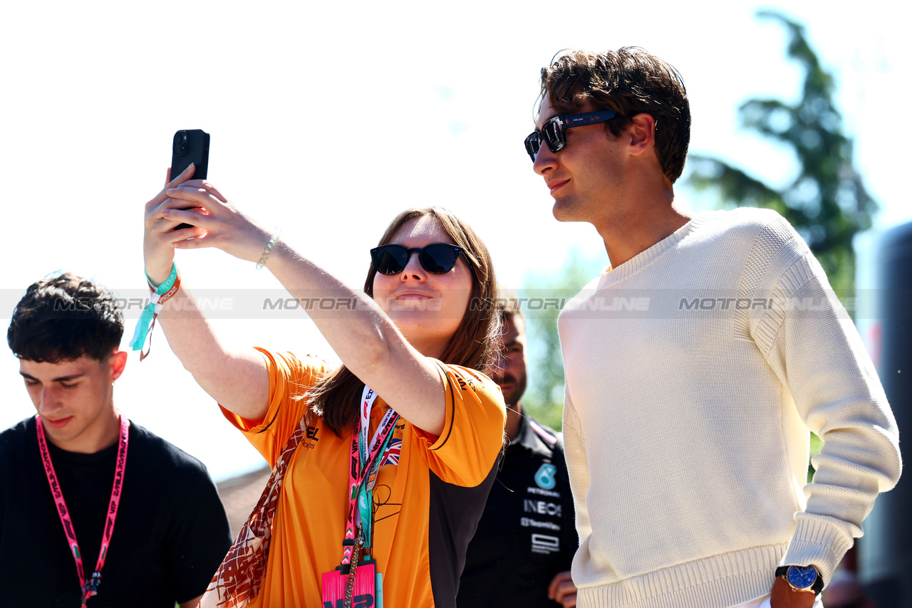 GP IMOLA, George Russell (GBR) Mercedes AMG F1 with fan.

18.05.2024. Formula 1 World Championship, Rd 7, Emilia Romagna Grand Prix, Imola, Italy, Qualifiche Day.

 - www.xpbimages.com, EMail: requests@xpbimages.com © Copyright: Coates / XPB Images