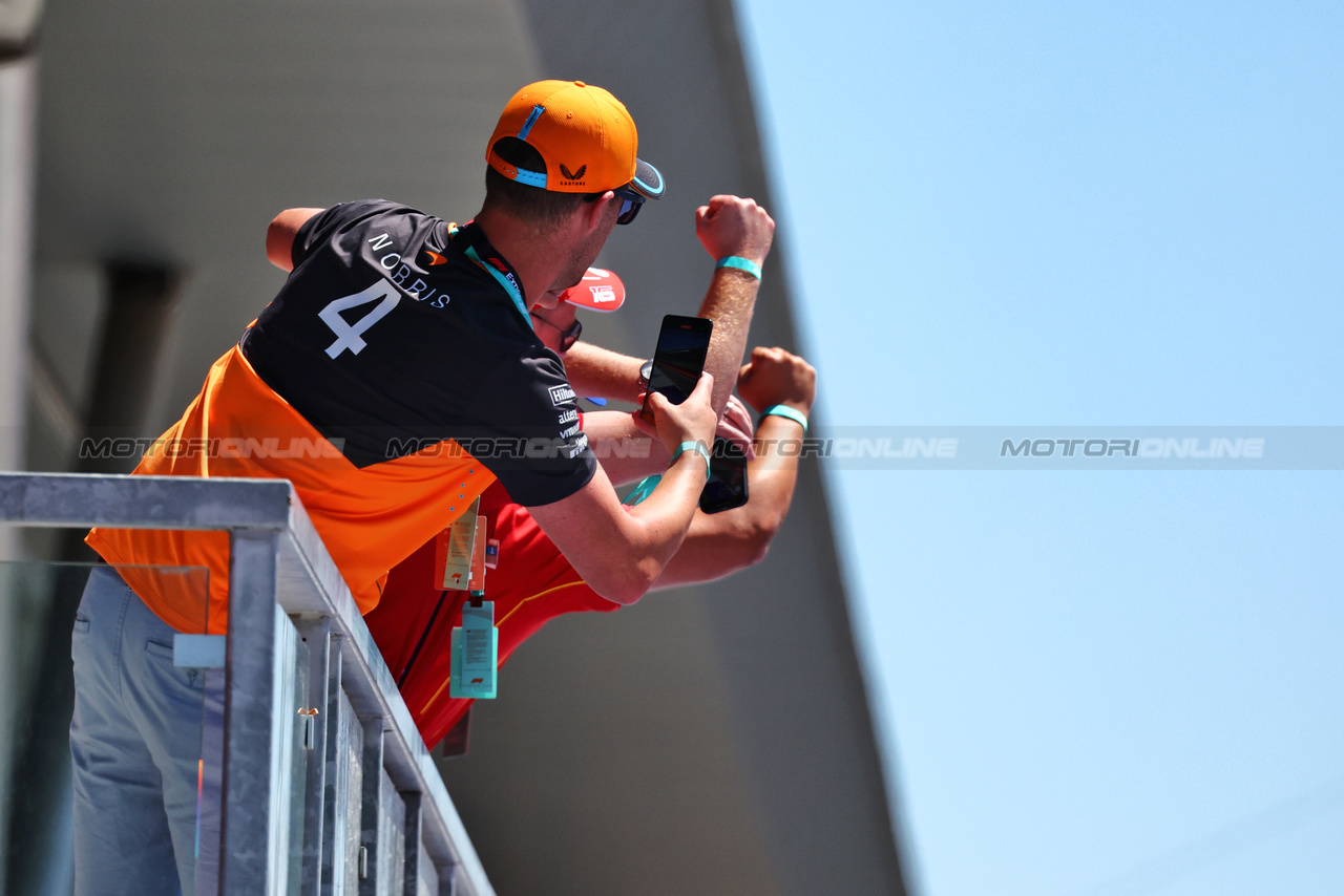 GP IMOLA, Circuit Atmosfera - Lando Norris (GBR) McLaren fan.

18.05.2024. Formula 1 World Championship, Rd 7, Emilia Romagna Grand Prix, Imola, Italy, Qualifiche Day.

 - www.xpbimages.com, EMail: requests@xpbimages.com © Copyright: Coates / XPB Images