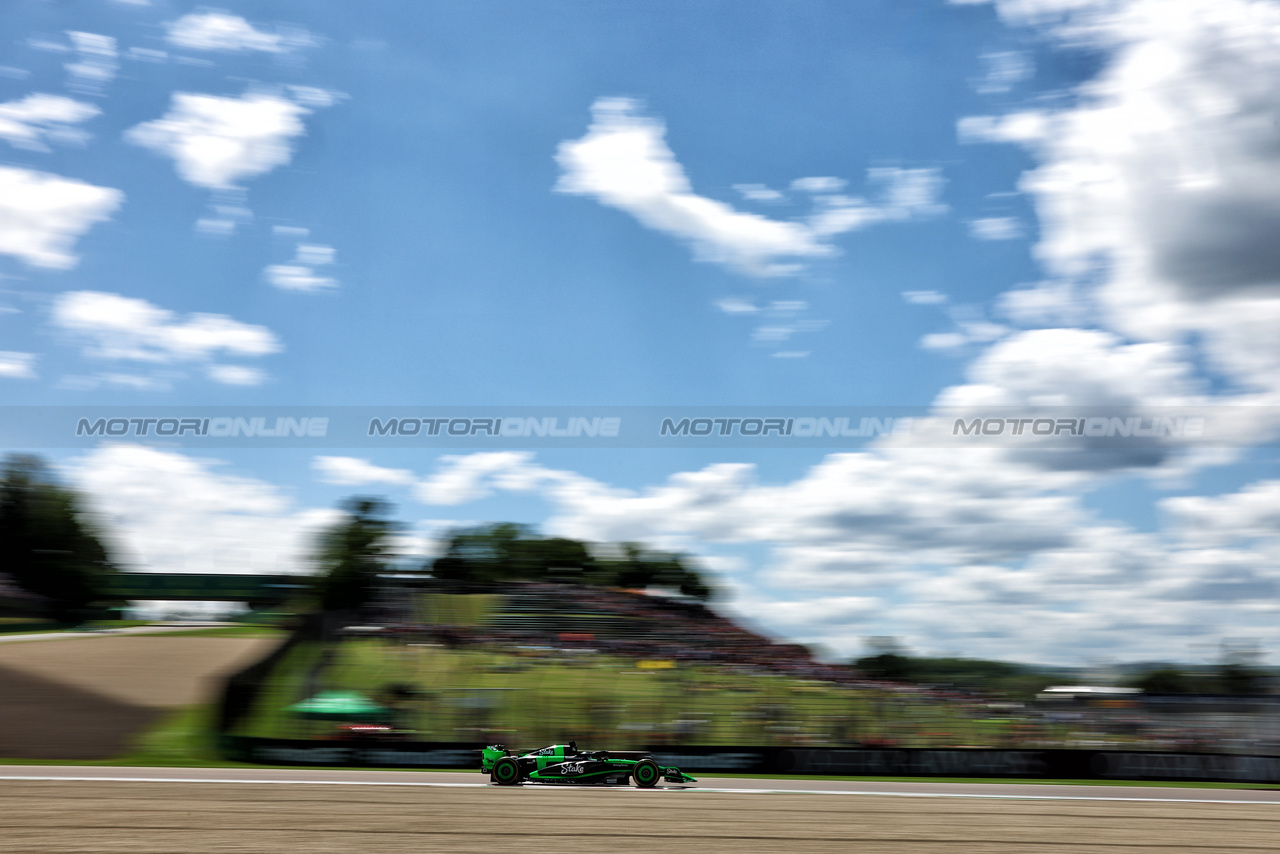 GP IMOLA, Zhou Guanyu (CHN) Sauber C44.

17.05.2024. Formula 1 World Championship, Rd 7, Emilia Romagna Grand Prix, Imola, Italy, Practice Day.

- www.xpbimages.com, EMail: requests@xpbimages.com © Copyright: Charniaux / XPB Images