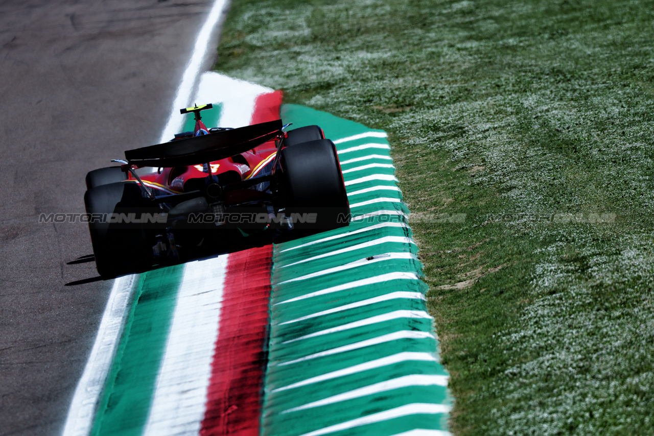 GP IMOLA, Carlos Sainz Jr (ESP) Ferrari SF-24.

17.05.2024. Formula 1 World Championship, Rd 7, Emilia Romagna Grand Prix, Imola, Italy, Practice Day.

 - www.xpbimages.com, EMail: requests@xpbimages.com © Copyright: Coates / XPB Images