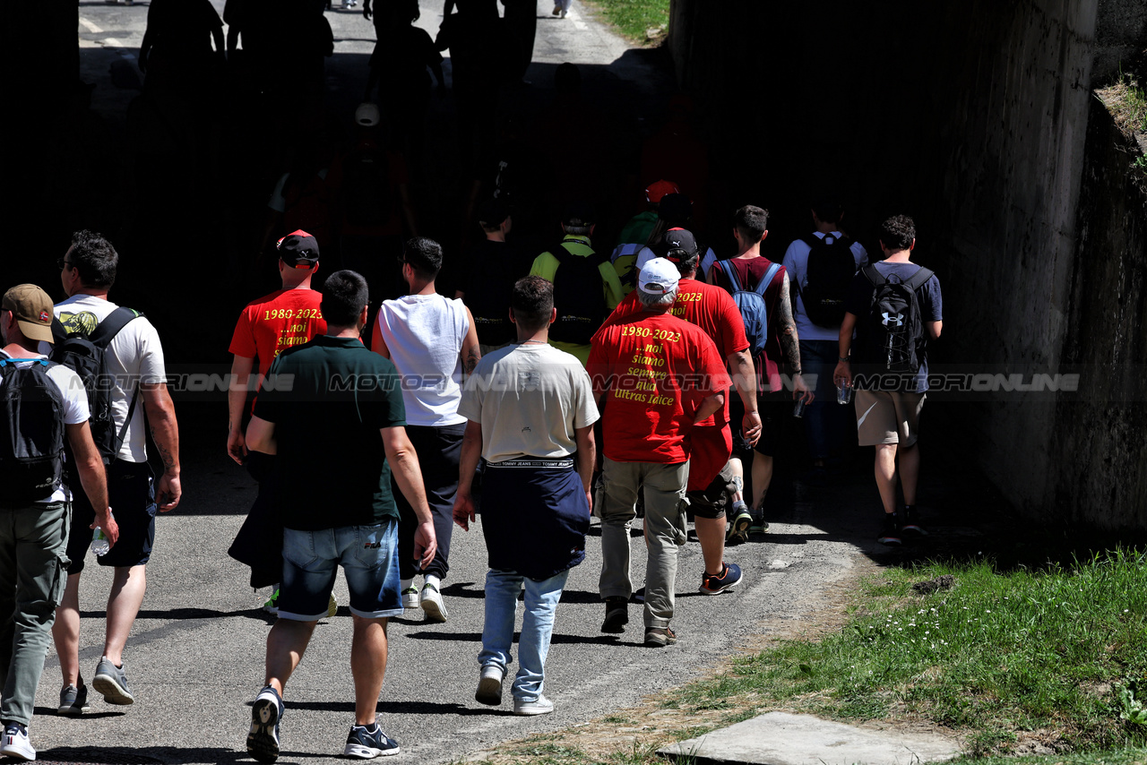 GP IMOLA, Circuit Atmosfera - fans.

17.05.2024. Formula 1 World Championship, Rd 7, Emilia Romagna Grand Prix, Imola, Italy, Practice Day.

 - www.xpbimages.com, EMail: requests@xpbimages.com © Copyright: Coates / XPB Images