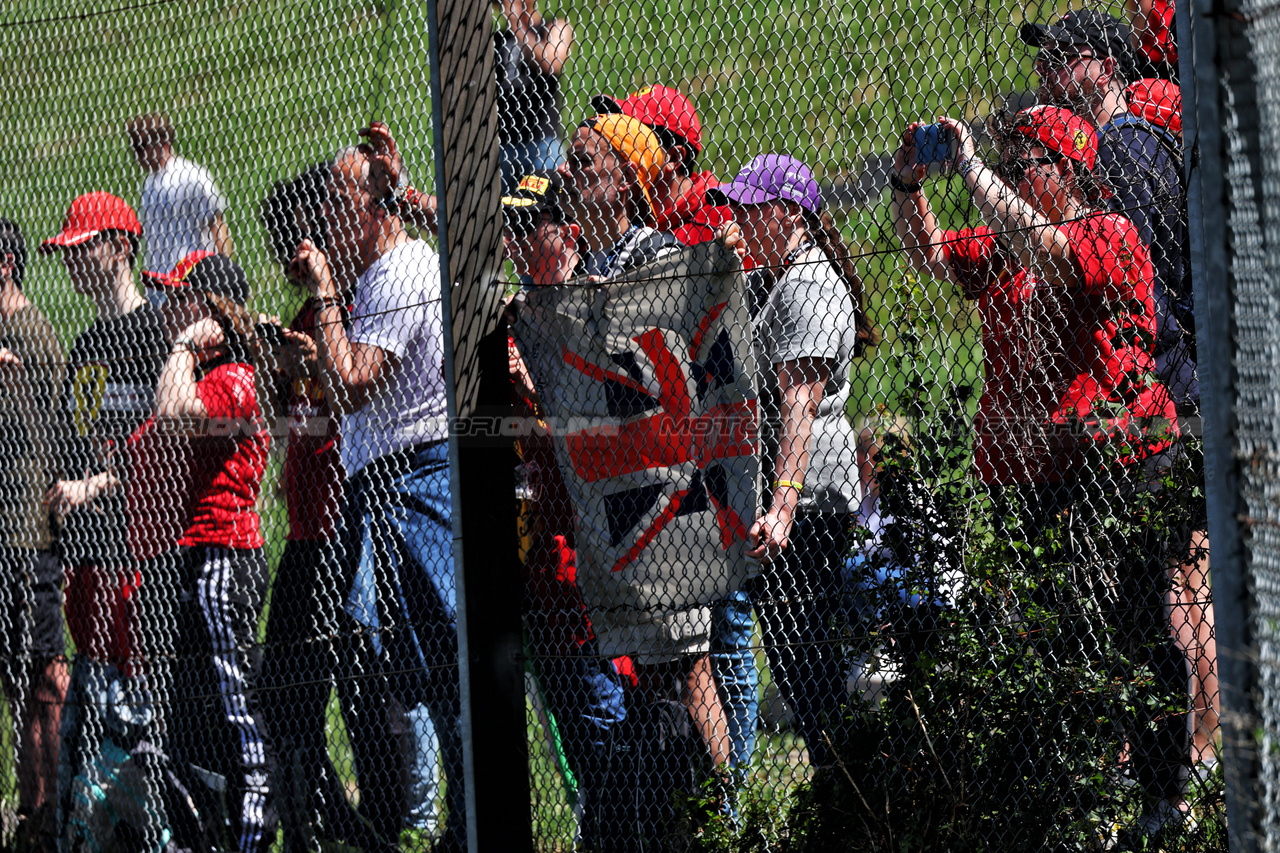 GP IMOLA, Circuit Atmosfera - fans trackside.

17.05.2024. Formula 1 World Championship, Rd 7, Emilia Romagna Grand Prix, Imola, Italy, Practice Day.

 - www.xpbimages.com, EMail: requests@xpbimages.com © Copyright: Coates / XPB Images