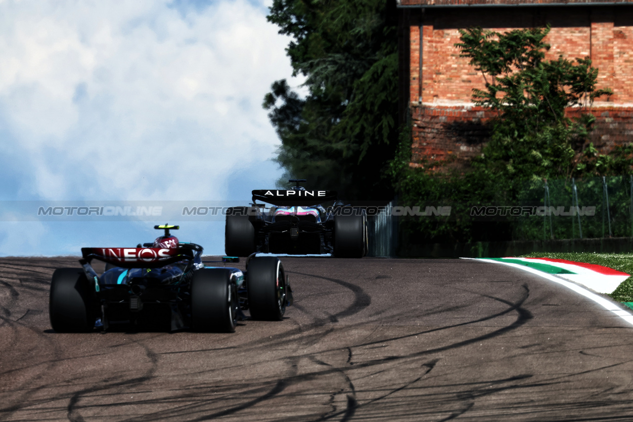 GP IMOLA, Esteban Ocon (FRA) Alpine F1 Team A524 davanti a Lewis Hamilton (GBR) Mercedes AMG F1 W15.

17.05.2024. Formula 1 World Championship, Rd 7, Emilia Romagna Grand Prix, Imola, Italy, Practice Day.

- www.xpbimages.com, EMail: requests@xpbimages.com © Copyright: Charniaux / XPB Images