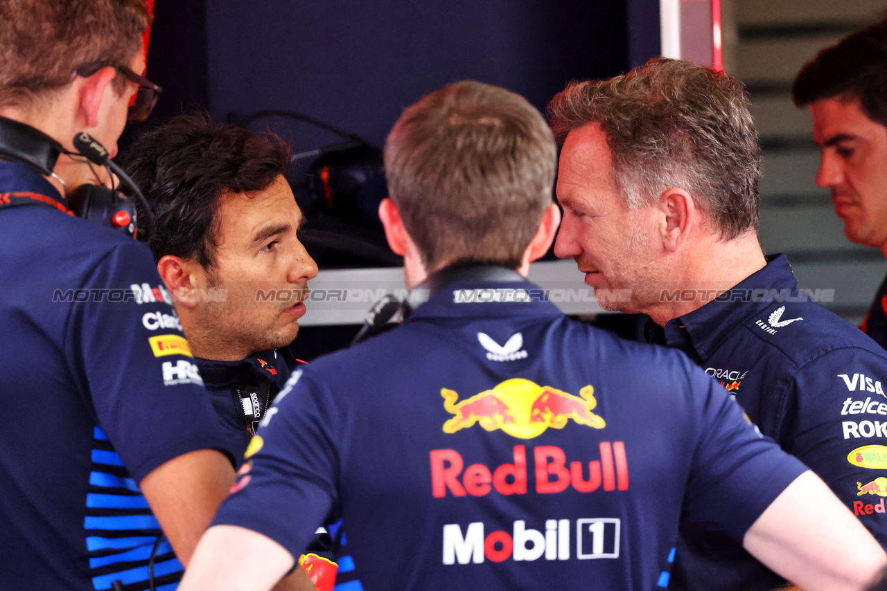 GP IMOLA, (L to R): Sergio Perez (MEX) Red Bull Racing e Christian Horner (GBR) Red Bull Racing Team Principal.

17.05.2024. Formula 1 World Championship, Rd 7, Emilia Romagna Grand Prix, Imola, Italy, Practice Day.

- www.xpbimages.com, EMail: requests@xpbimages.com © Copyright: Batchelor / XPB Images