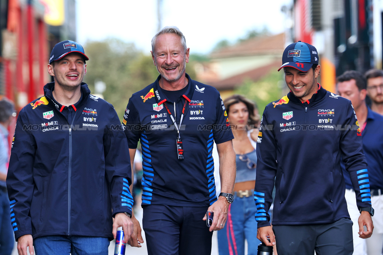 GP IMOLA, (L to R): Max Verstappen (NLD) Red Bull Racing with Jonathan Wheatley (GBR) Red Bull Racing Team Manager e Sergio Perez (MEX) Red Bull Racing.

17.05.2024. Formula 1 World Championship, Rd 7, Emilia Romagna Grand Prix, Imola, Italy, Practice Day.

 - www.xpbimages.com, EMail: requests@xpbimages.com © Copyright: Staley / XPB Images