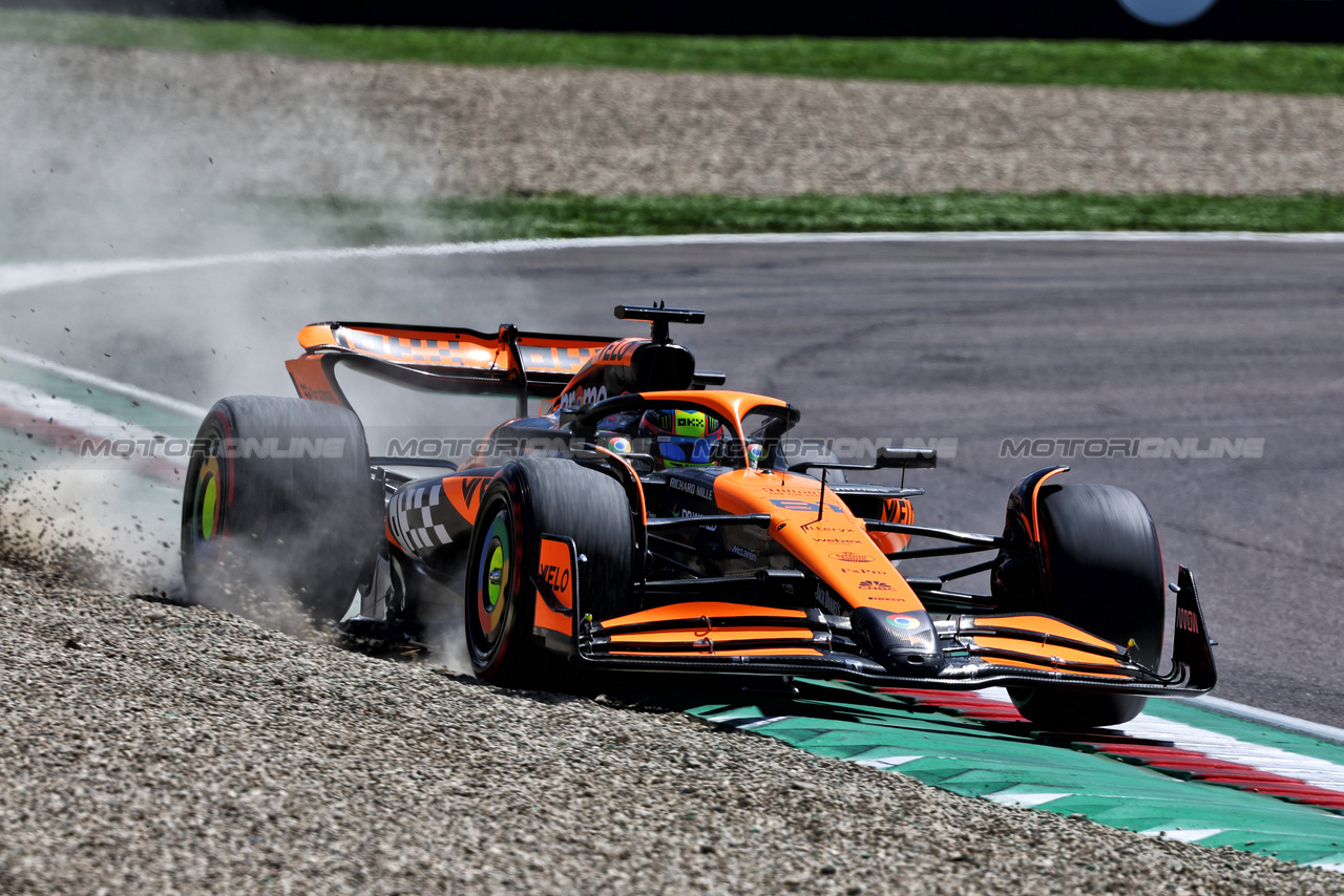 GP IMOLA, Oscar Piastri (AUS) McLaren MCL38 runs into the gravel trap.

17.05.2024. Formula 1 World Championship, Rd 7, Emilia Romagna Grand Prix, Imola, Italy, Practice Day.

- www.xpbimages.com, EMail: requests@xpbimages.com © Copyright: Charniaux / XPB Images