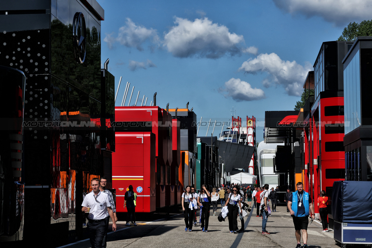 GP IMOLA, Paddock Atmosfera.

17.05.2024. Formula 1 World Championship, Rd 7, Emilia Romagna Grand Prix, Imola, Italy, Practice Day.

 - www.xpbimages.com, EMail: requests@xpbimages.com © Copyright: Staley / XPB Images