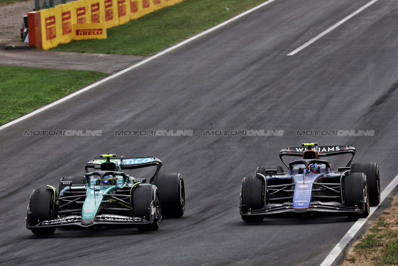 GP ITALIA, Fernando Alonso (ESP) Aston Martin F1 Team AMR24 e Franco Colapinto (ARG) Williams Racing FW46 battle for position.

01.09.2024. Formula 1 World Championship, Rd 16, Italian Grand Prix, Monza, Italy, Gara Day.

- www.xpbimages.com, EMail: requests@xpbimages.com © Copyright: Bearne / XPB Images