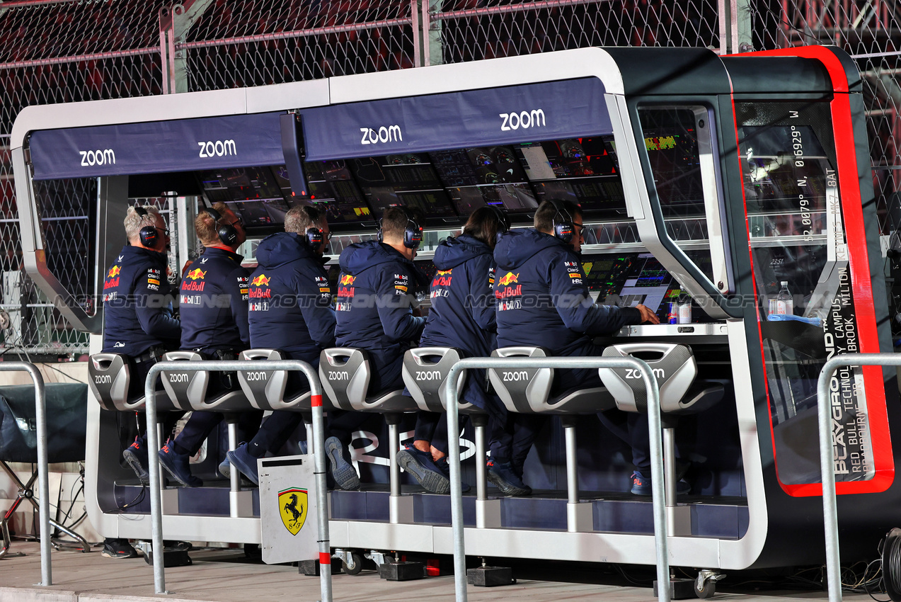 GP LAS VEGAS, Red Bull Racing pit gantry.

21.11.2024. Formula 1 World Championship, Rd 22, Las Vegas Grand Prix, Las Vegas, Nevada, USA, Practice Day

- www.xpbimages.com, EMail: requests@xpbimages.com © Copyright: Batchelor / XPB Images