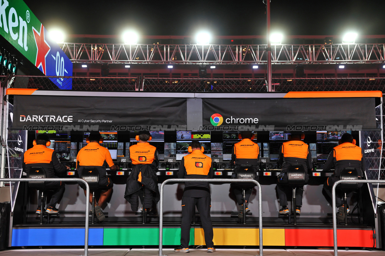 GP LAS VEGAS, McLaren pit gantry.

21.11.2024. Formula 1 World Championship, Rd 22, Las Vegas Grand Prix, Las Vegas, Nevada, USA, Practice Day

- www.xpbimages.com, EMail: requests@xpbimages.com © Copyright: Batchelor / XPB Images