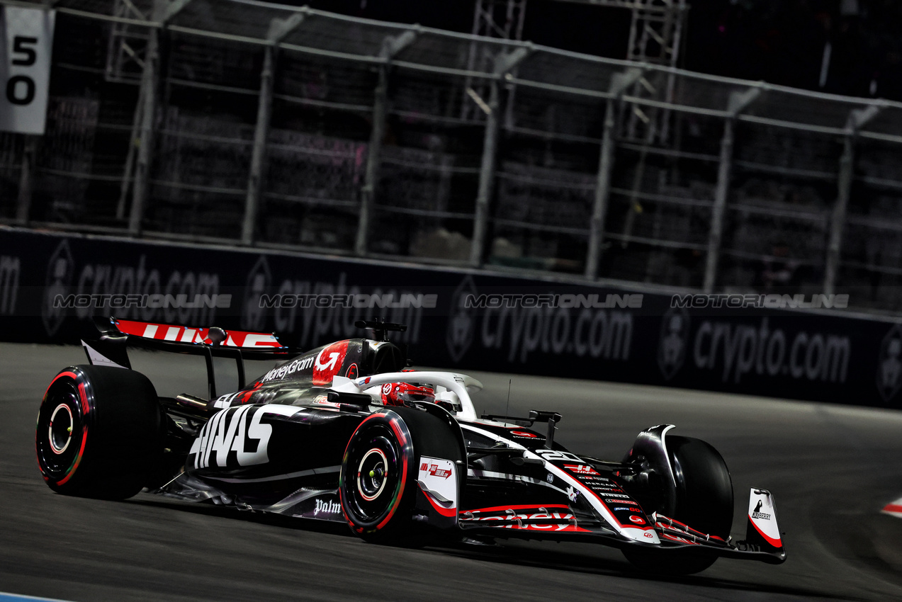 GP LAS VEGAS, Kevin Magnussen (DEN) Haas VF-24.

21.11.2024. Formula 1 World Championship, Rd 22, Las Vegas Grand Prix, Las Vegas, Nevada, USA, Practice Day

- www.xpbimages.com, EMail: requests@xpbimages.com © Copyright: Charniaux / XPB Images