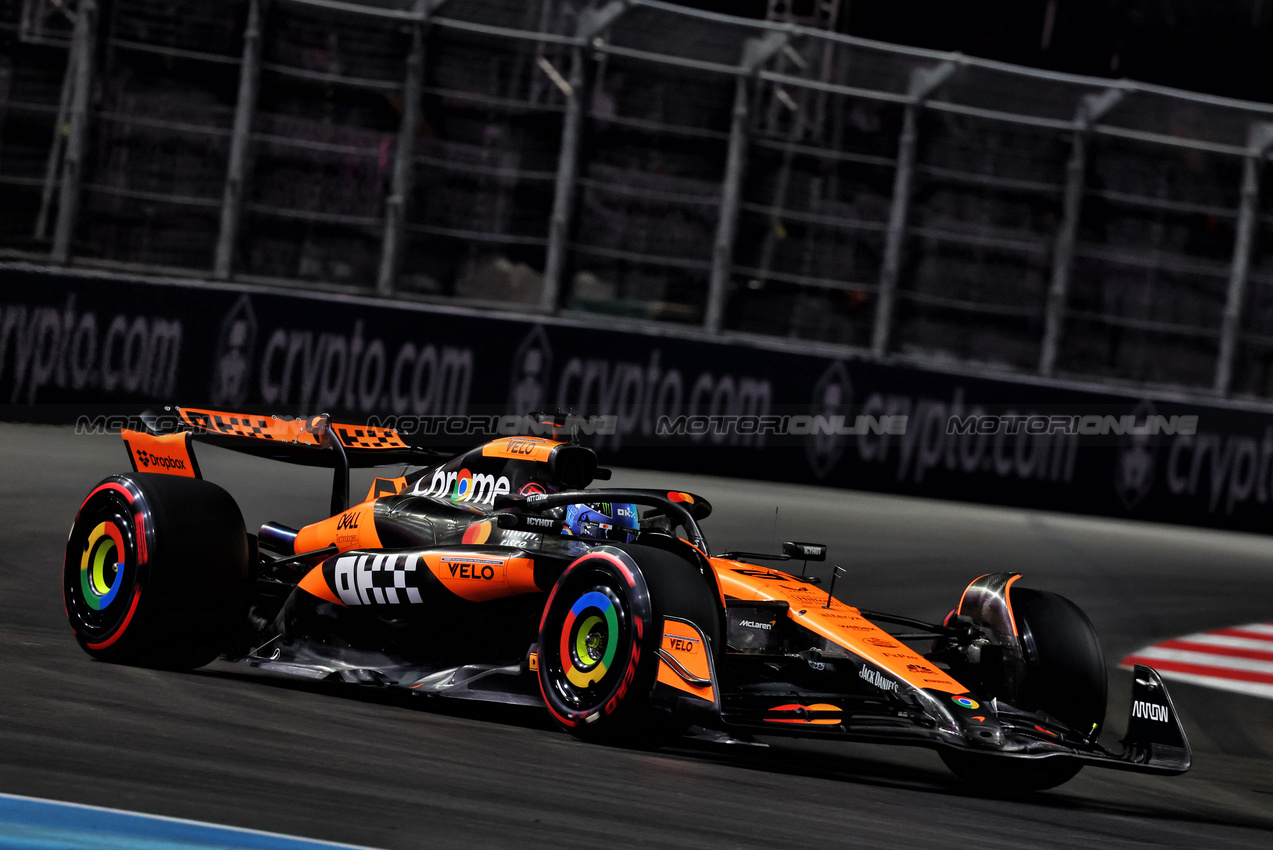 GP LAS VEGAS, Oscar Piastri (AUS) McLaren MCL38.

21.11.2024. Formula 1 World Championship, Rd 22, Las Vegas Grand Prix, Las Vegas, Nevada, USA, Practice Day

- www.xpbimages.com, EMail: requests@xpbimages.com © Copyright: Charniaux / XPB Images