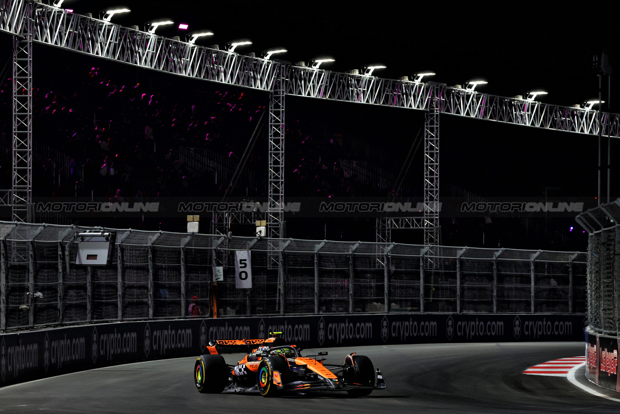 GP LAS VEGAS, Lando Norris (GBR) McLaren MCL38.

21.11.2024. Formula 1 World Championship, Rd 22, Las Vegas Grand Prix, Las Vegas, Nevada, USA, Practice Day

- www.xpbimages.com, EMail: requests@xpbimages.com © Copyright: Charniaux / XPB Images