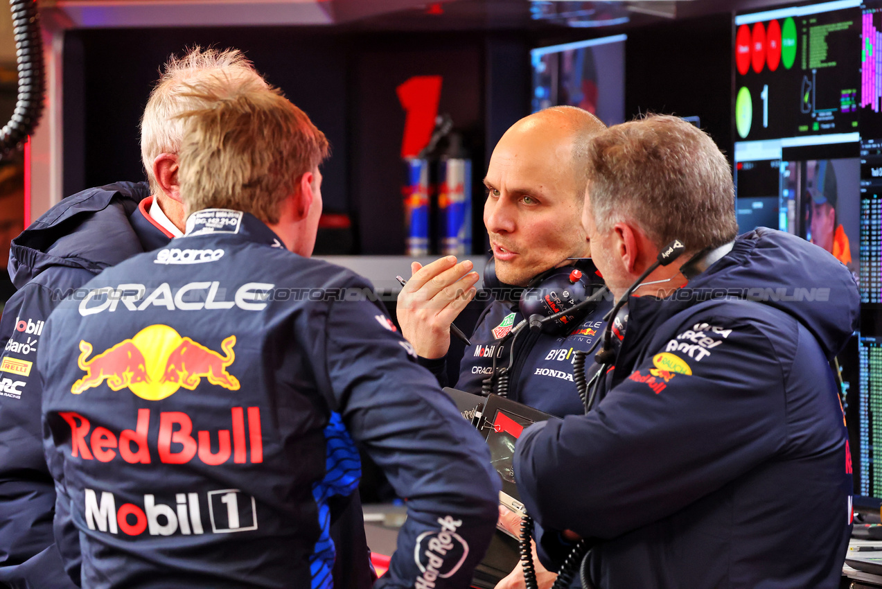 GP LAS VEGAS, Gianpiero Lambiase (ITA) Red Bull Racing Engineer with Christian Horner (GBR) Red Bull Racing Team Principal; Max Verstappen (NLD) Red Bull Racing; e Dr Helmut Marko (AUT) Red Bull Motorsport Consultant.

21.11.2024. Formula 1 World Championship, Rd 22, Las Vegas Grand Prix, Las Vegas, Nevada, USA, Practice Day

- www.xpbimages.com, EMail: requests@xpbimages.com © Copyright: Batchelor / XPB Images
