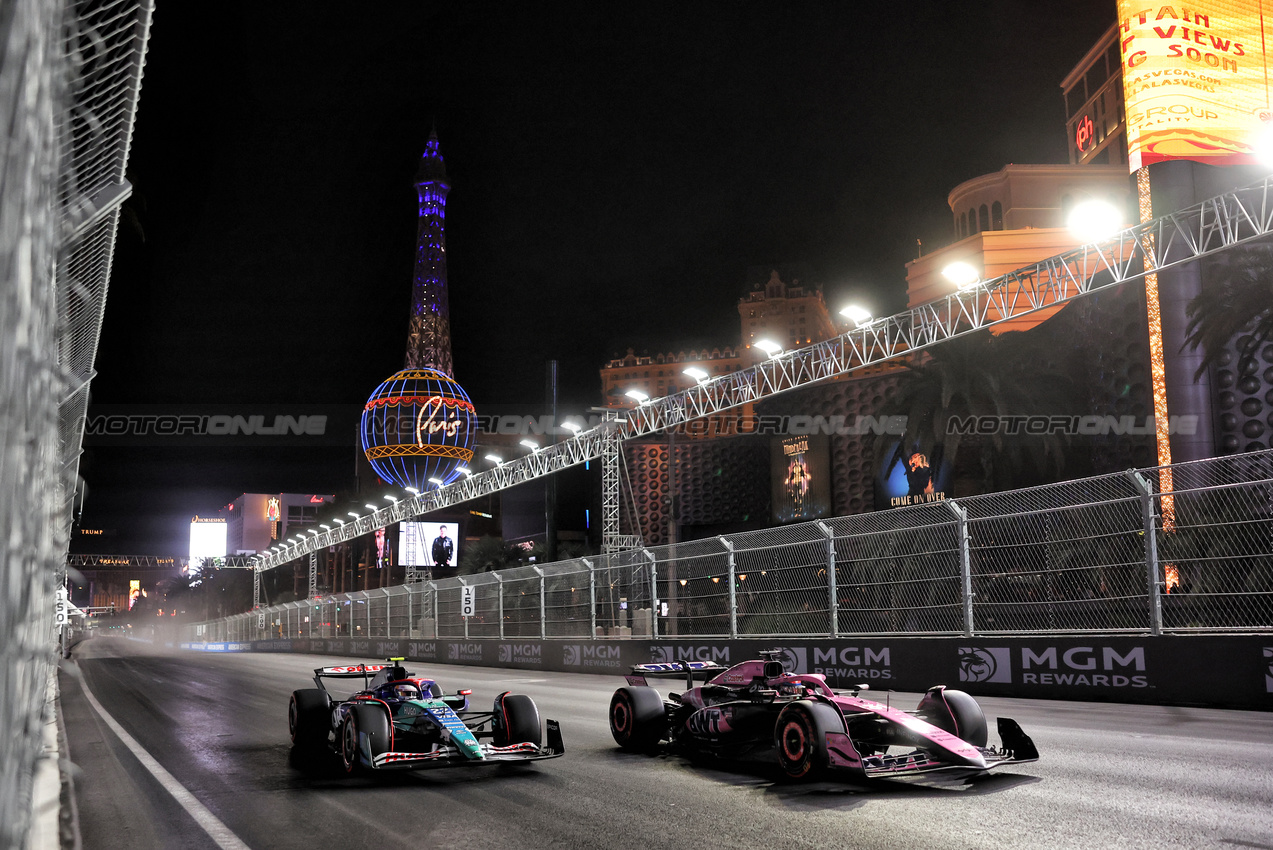 GP LAS VEGAS, Esteban Ocon (FRA) Alpine F1 Team A524 e Yuki Tsunoda (JPN) RB VCARB 01.

21.11.2024. Formula 1 World Championship, Rd 22, Las Vegas Grand Prix, Las Vegas, Nevada, USA, Practice Day

- www.xpbimages.com, EMail: requests@xpbimages.com © Copyright: Bearne / XPB Images